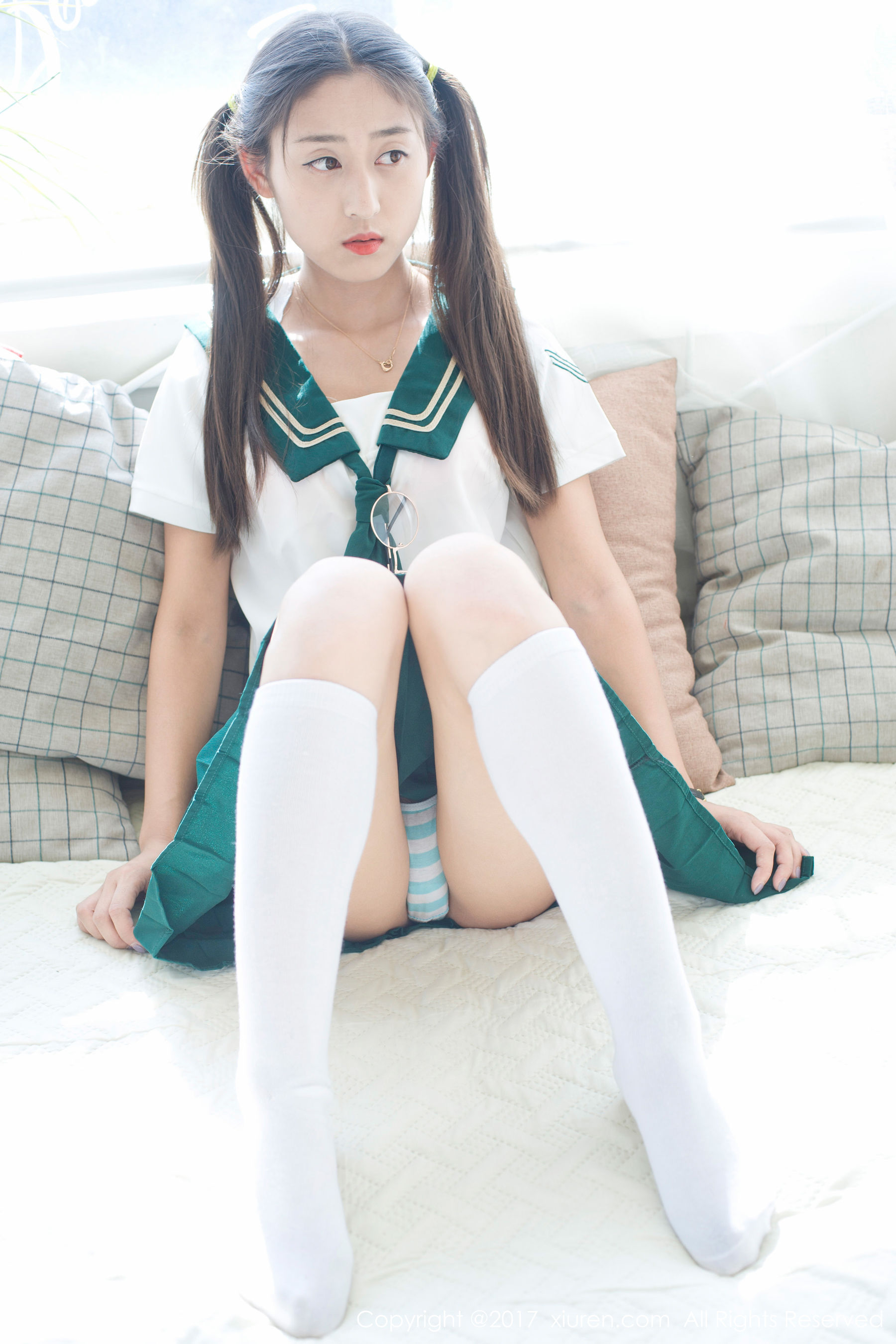 雨涵Iris《学生制服+花瓣内衣》 [秀人网XIUREN] No.802