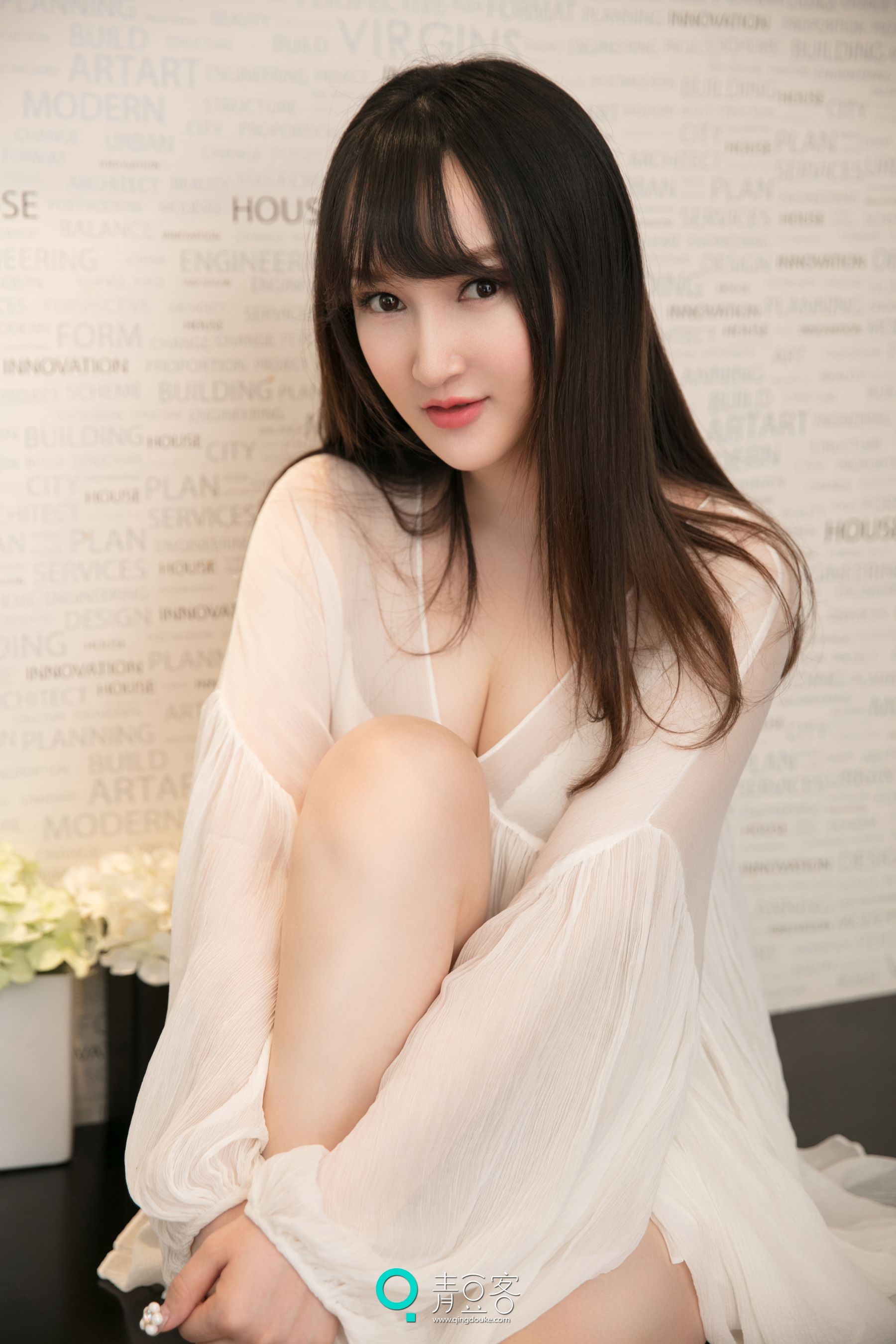吴娇《透视装+女仆+内衣》 [青豆客]