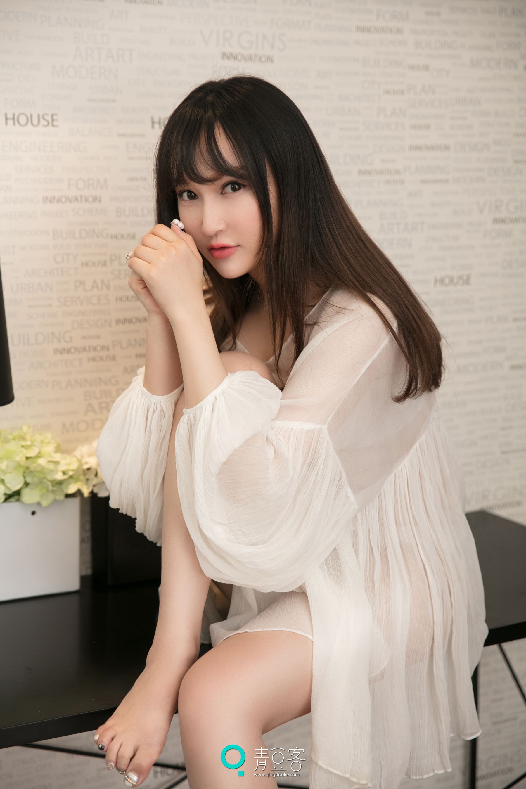 吴娇《透视装+女仆+内衣》 [青豆客]