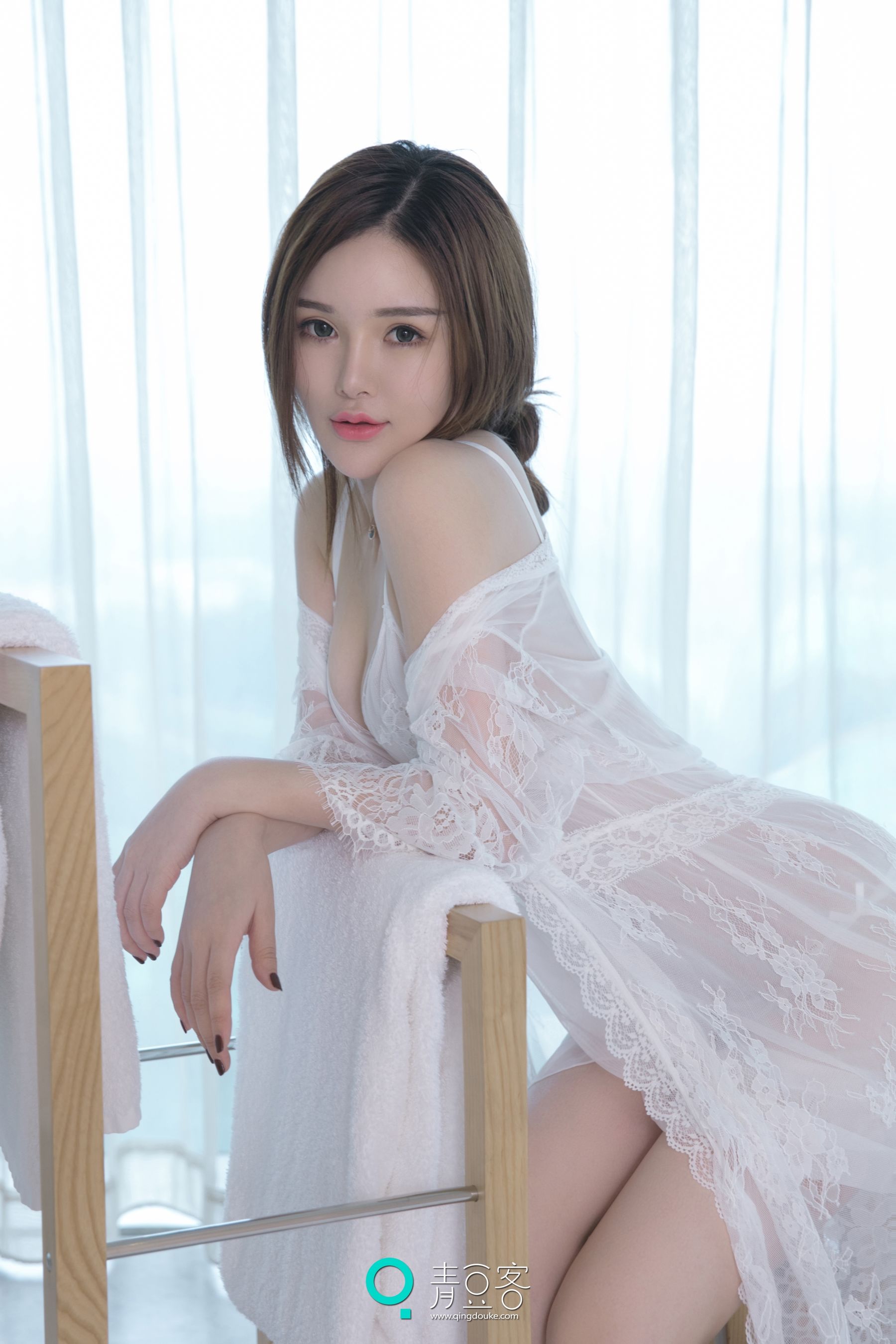 陈宇曦《吊带裙+透视蕾丝+性感毛衣》 [青豆客]