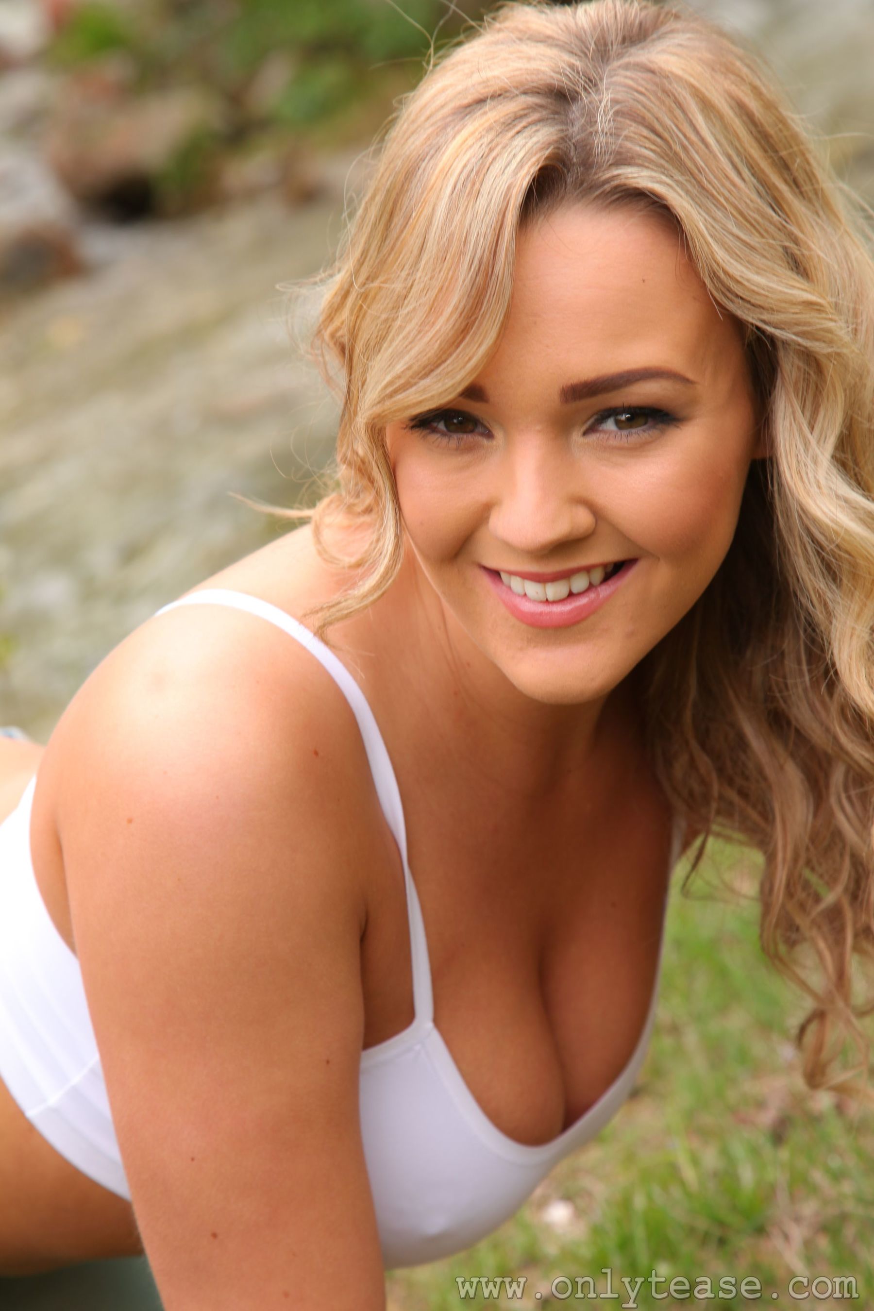 [OnlyTease] Jodie Gasson 绿色丝袜+牛仔热裤 外拍