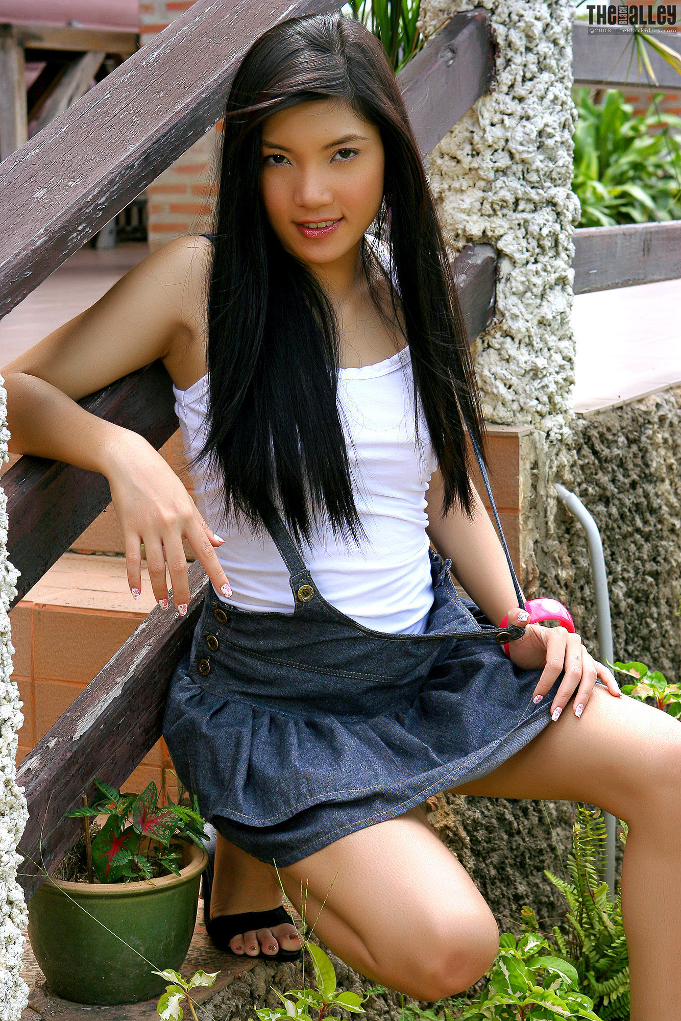 [TheBlackAlley] Vanessa Tang 吊带牛仔裙妹子