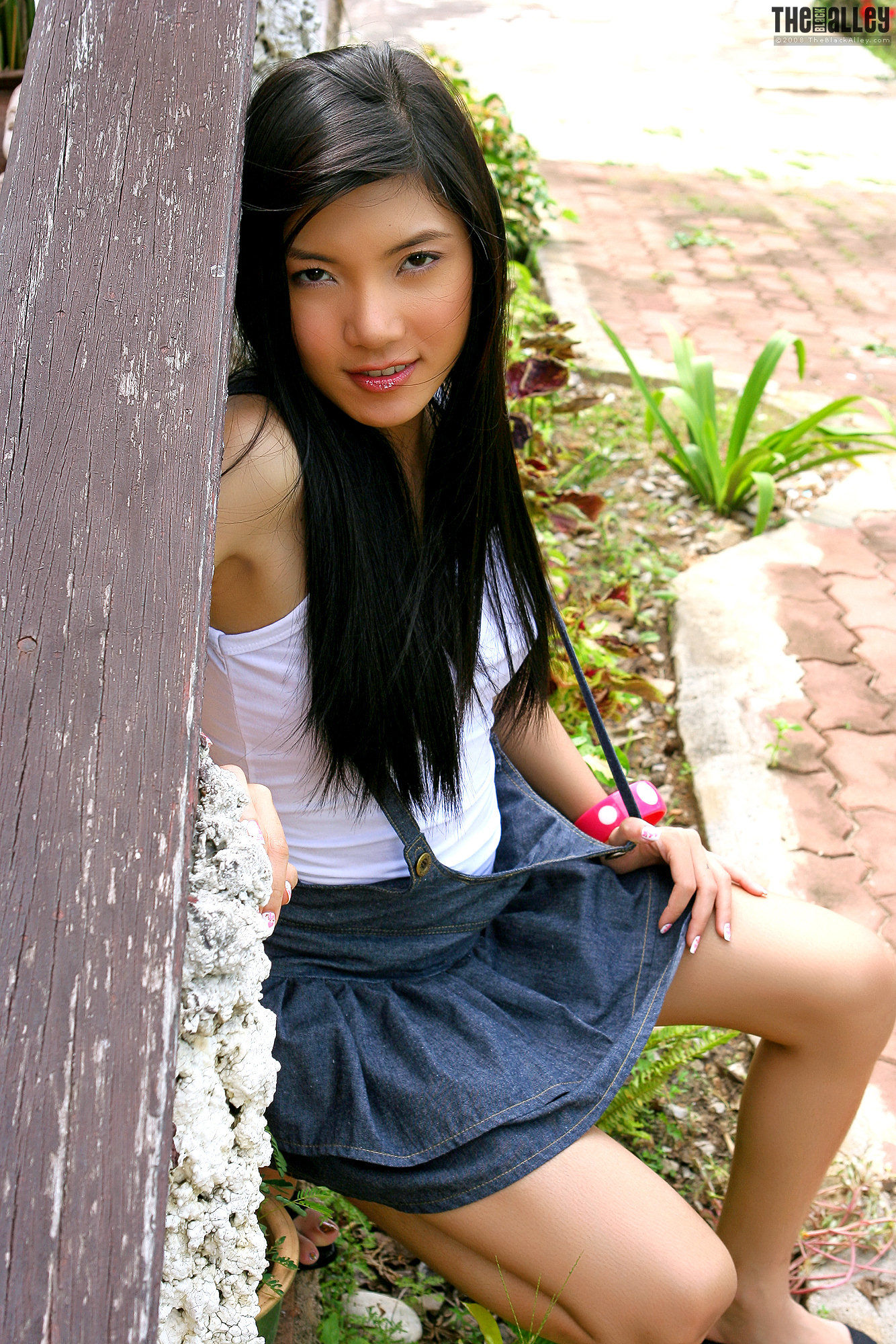 [TheBlackAlley] Vanessa Tang 吊带牛仔裙妹子