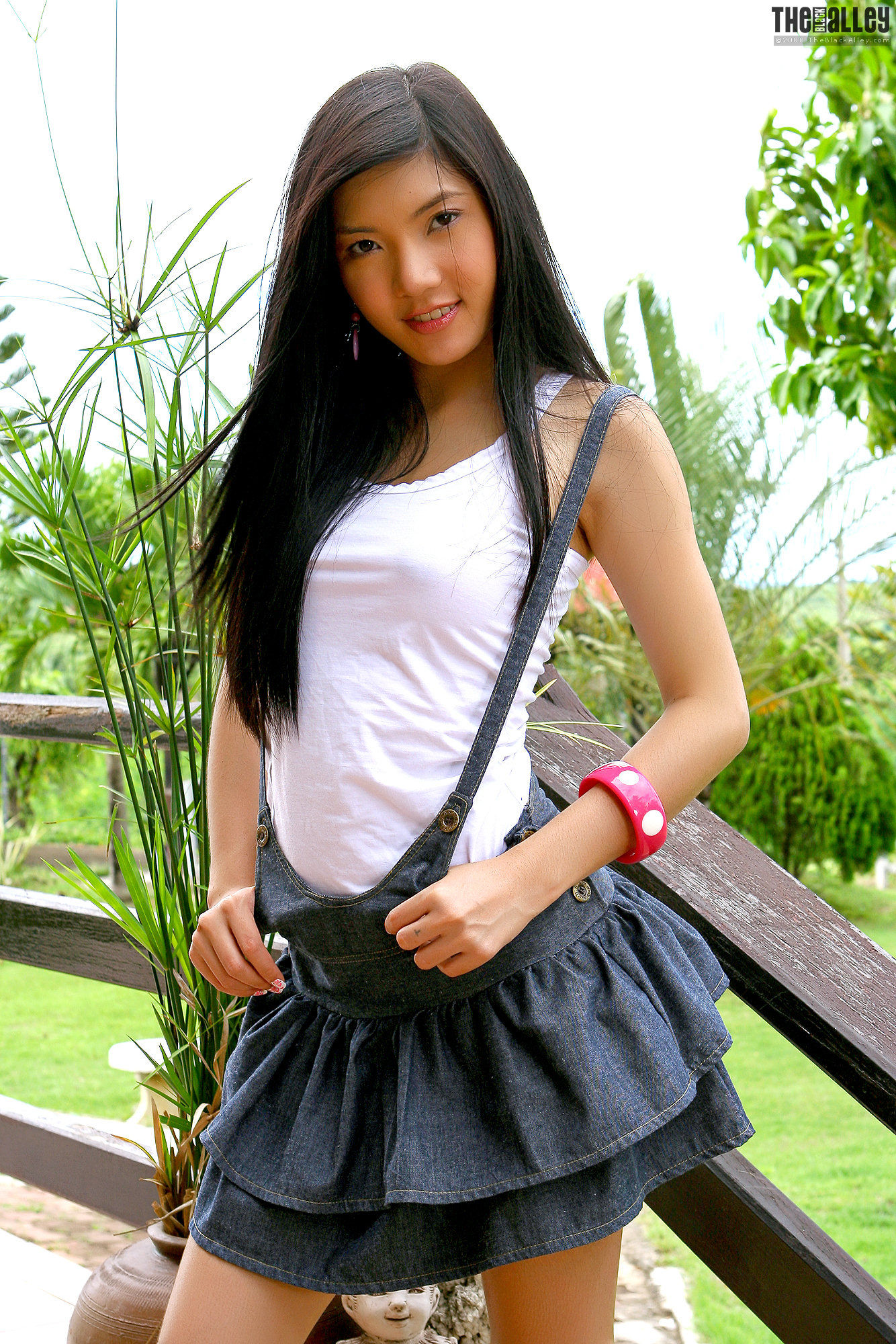 [TheBlackAlley] Vanessa Tang 吊带牛仔裙妹子
