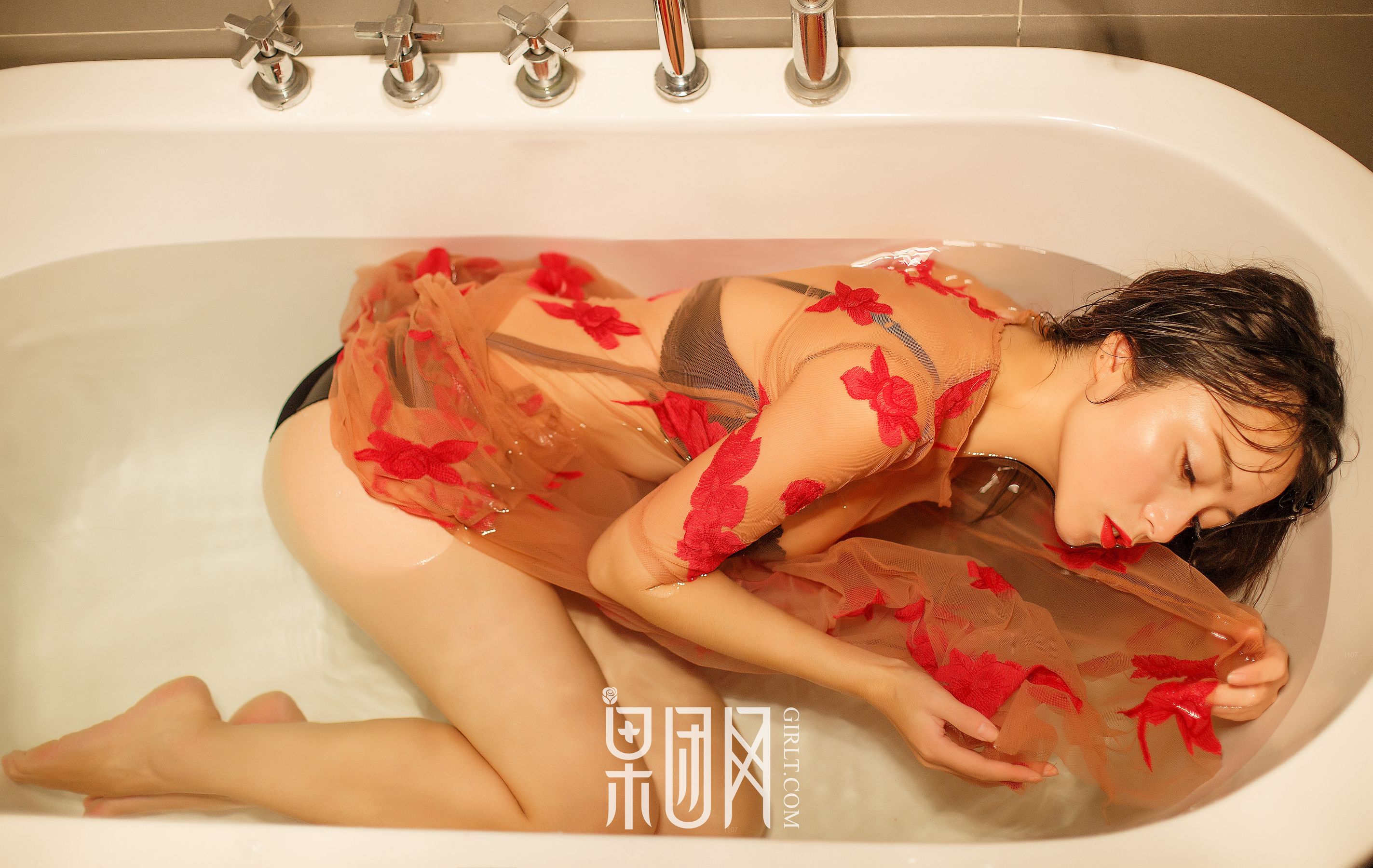 凤萧兮红霓裳，拥雪成峰兮玉无瑕 [果团网Girlt] NO.074