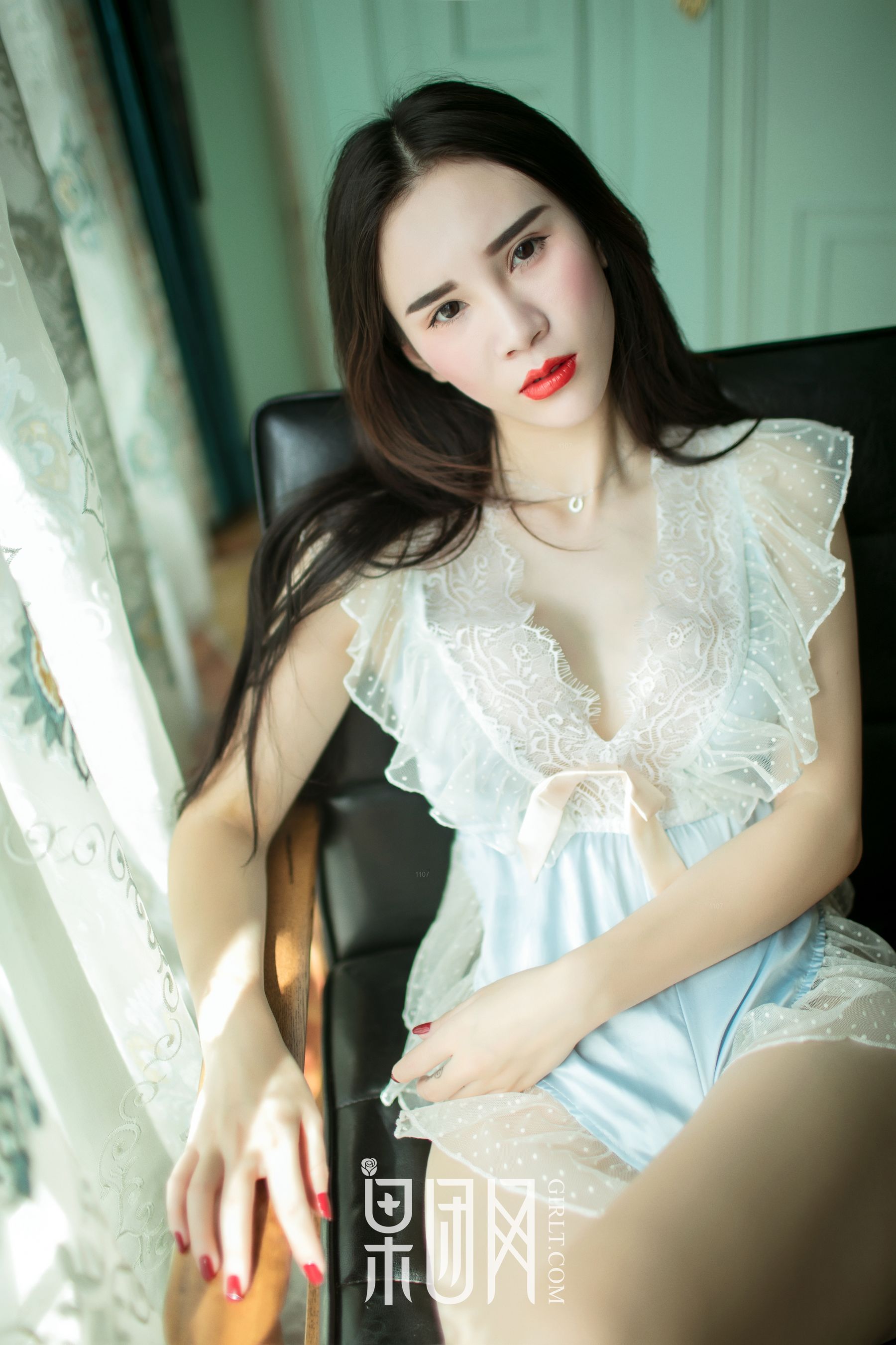 万万《硬朗御姐真空上阵大秀美背，浴缸湿身无比勾魂！》 [果团网Girlt] NO.075