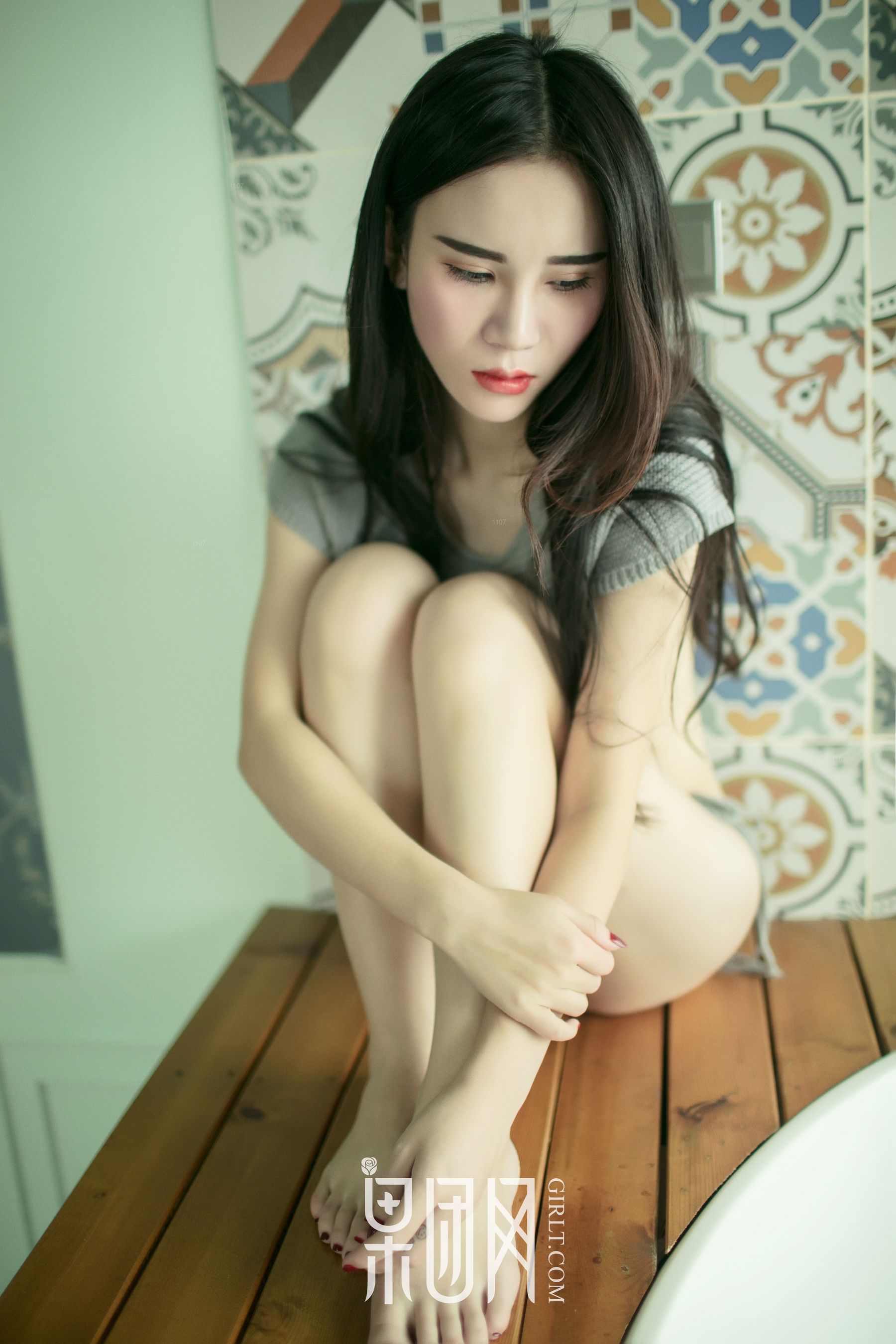 万万《硬朗御姐真空上阵大秀美背，浴缸湿身无比勾魂！》 [果团网Girlt] NO.075
