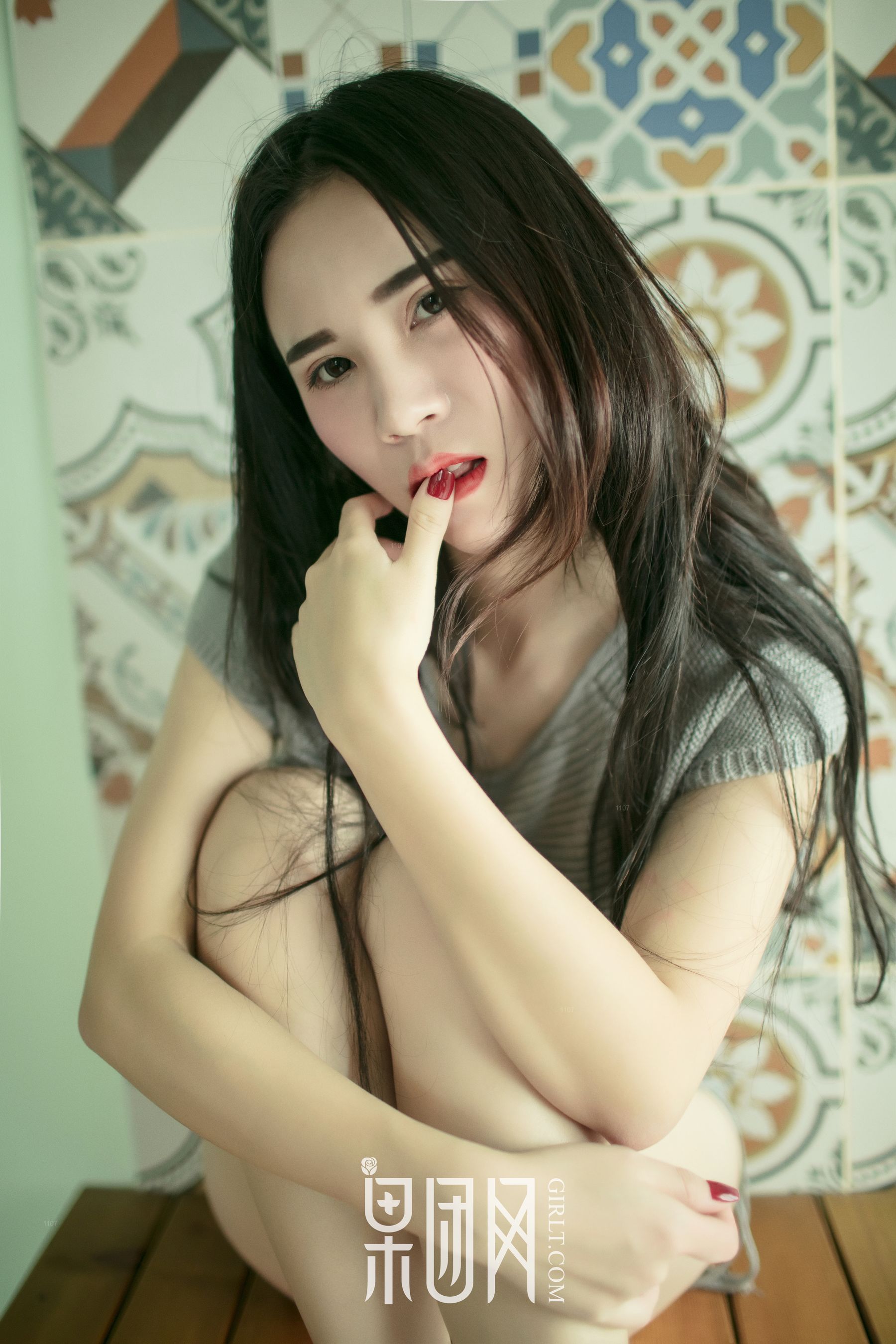 万万《硬朗御姐真空上阵大秀美背，浴缸湿身无比勾魂！》 [果团网Girlt] NO.075