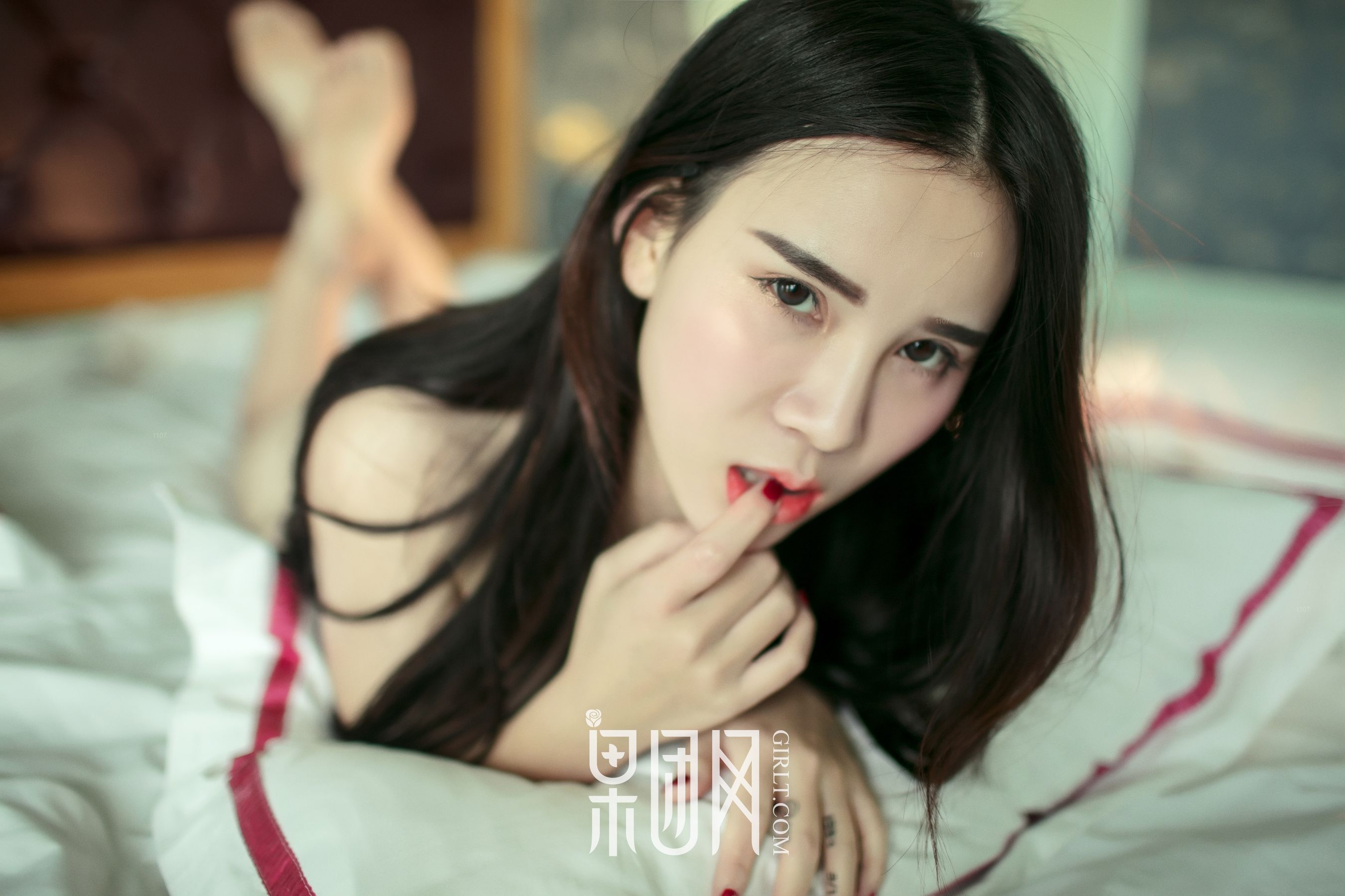 万万《硬朗御姐真空上阵大秀美背，浴缸湿身无比勾魂！》 [果团网Girlt] NO.075