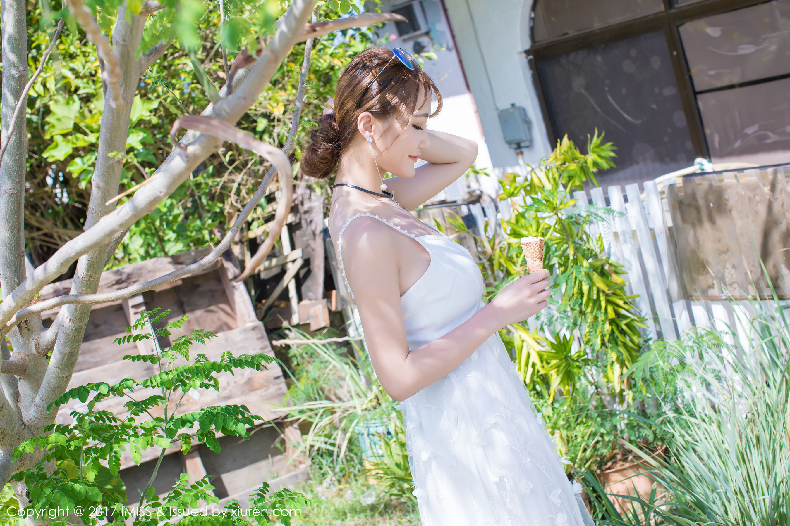 妤薇Vivian《性感OL+清新白色长裙》 [爱蜜社IMiss] Vol.191