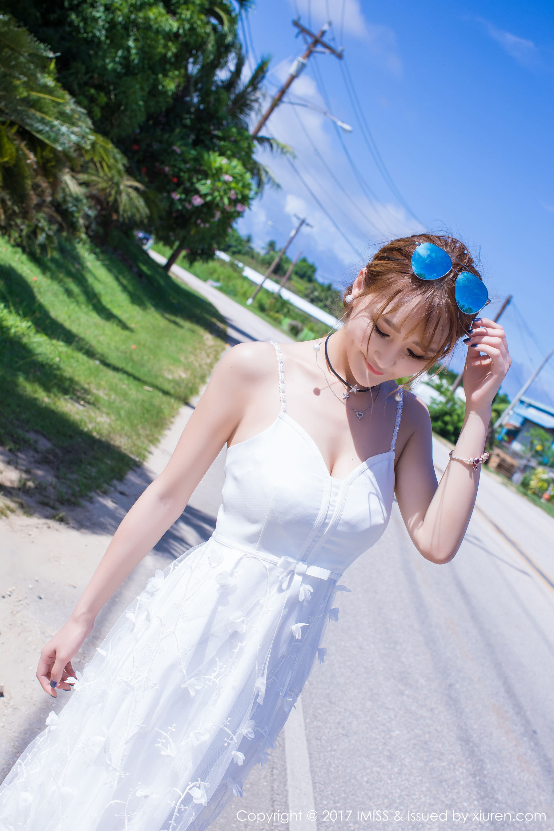 妤薇Vivian《性感OL+清新白色长裙》 [爱蜜社IMiss] Vol.191