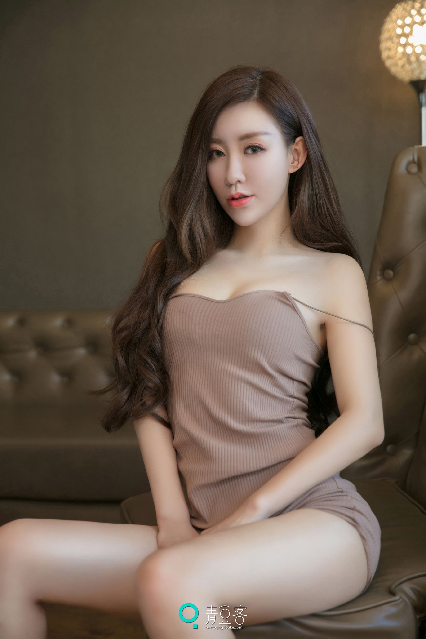 乔恩夕《长发美女 巧露傲人曲线》 [青豆客QingDouKe]