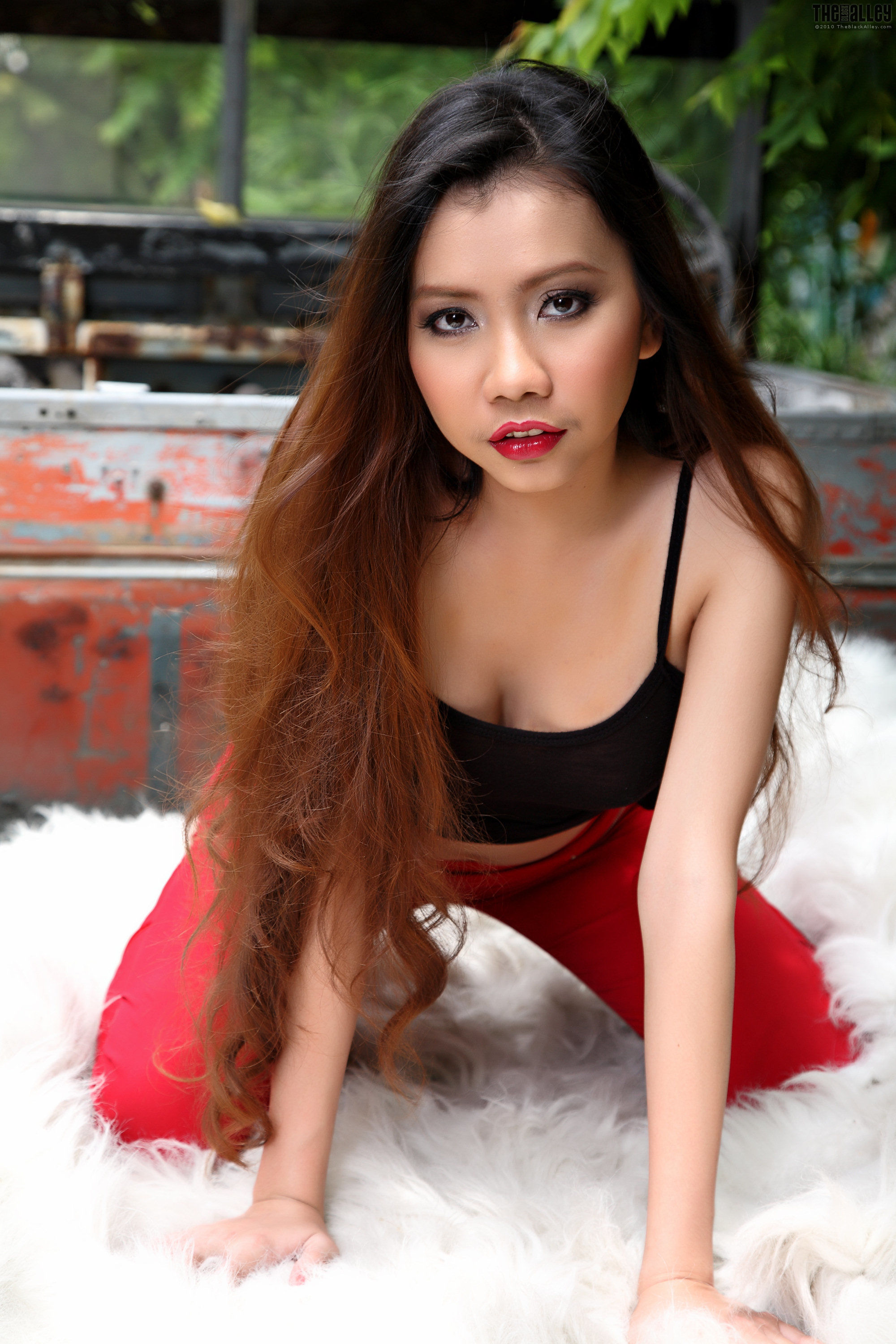 Mayavee《小背心+红色紧身裤》 [The Black Alley]