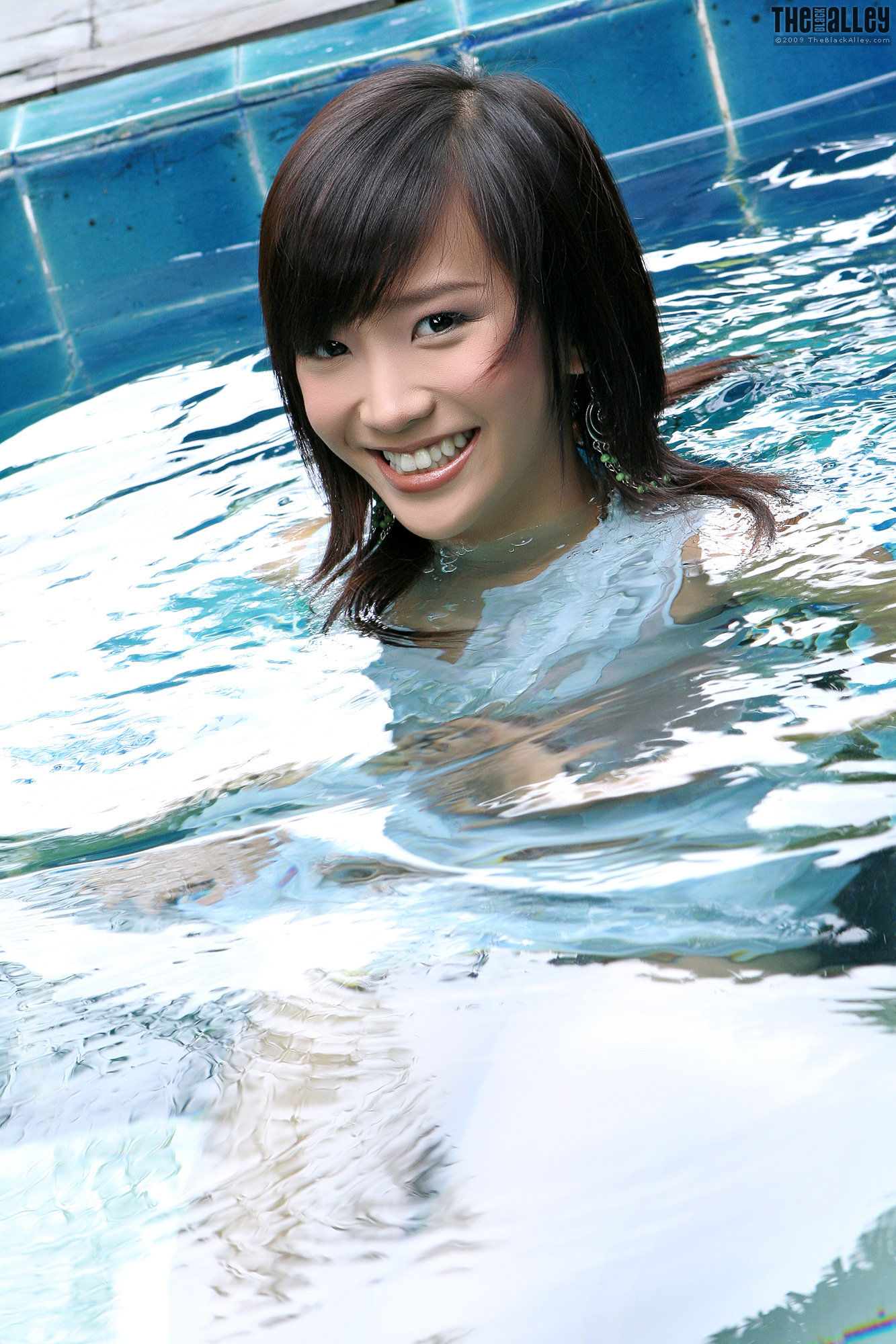 Lolita Cheng《戏水少女》 [The Black Alley]