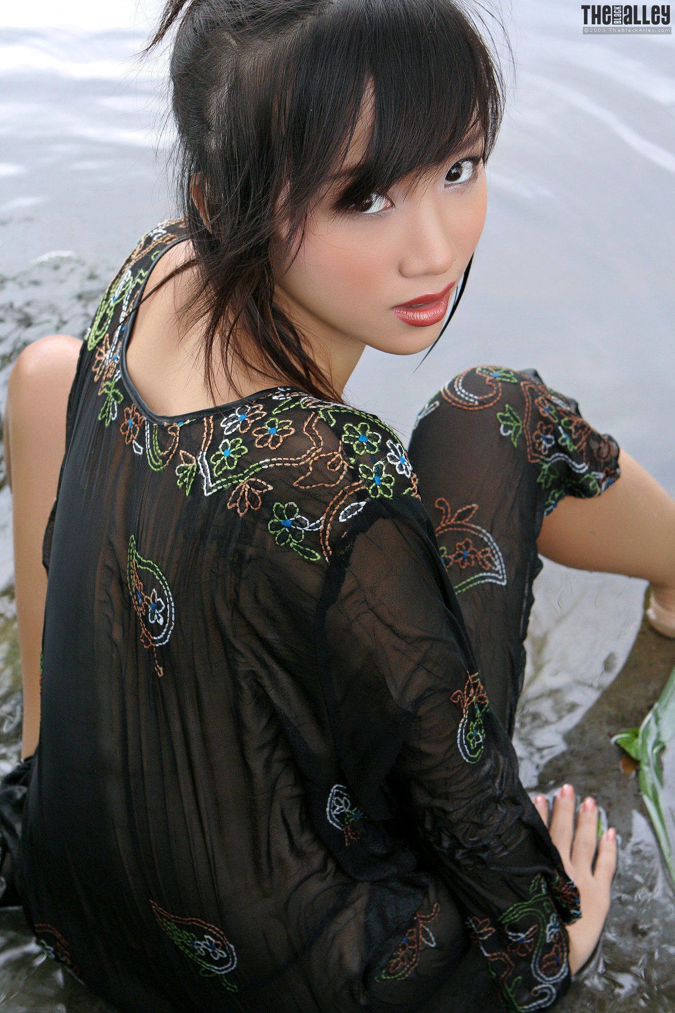 Lolita Cheng陈丽《小溪湿身》 [The Black Alley]