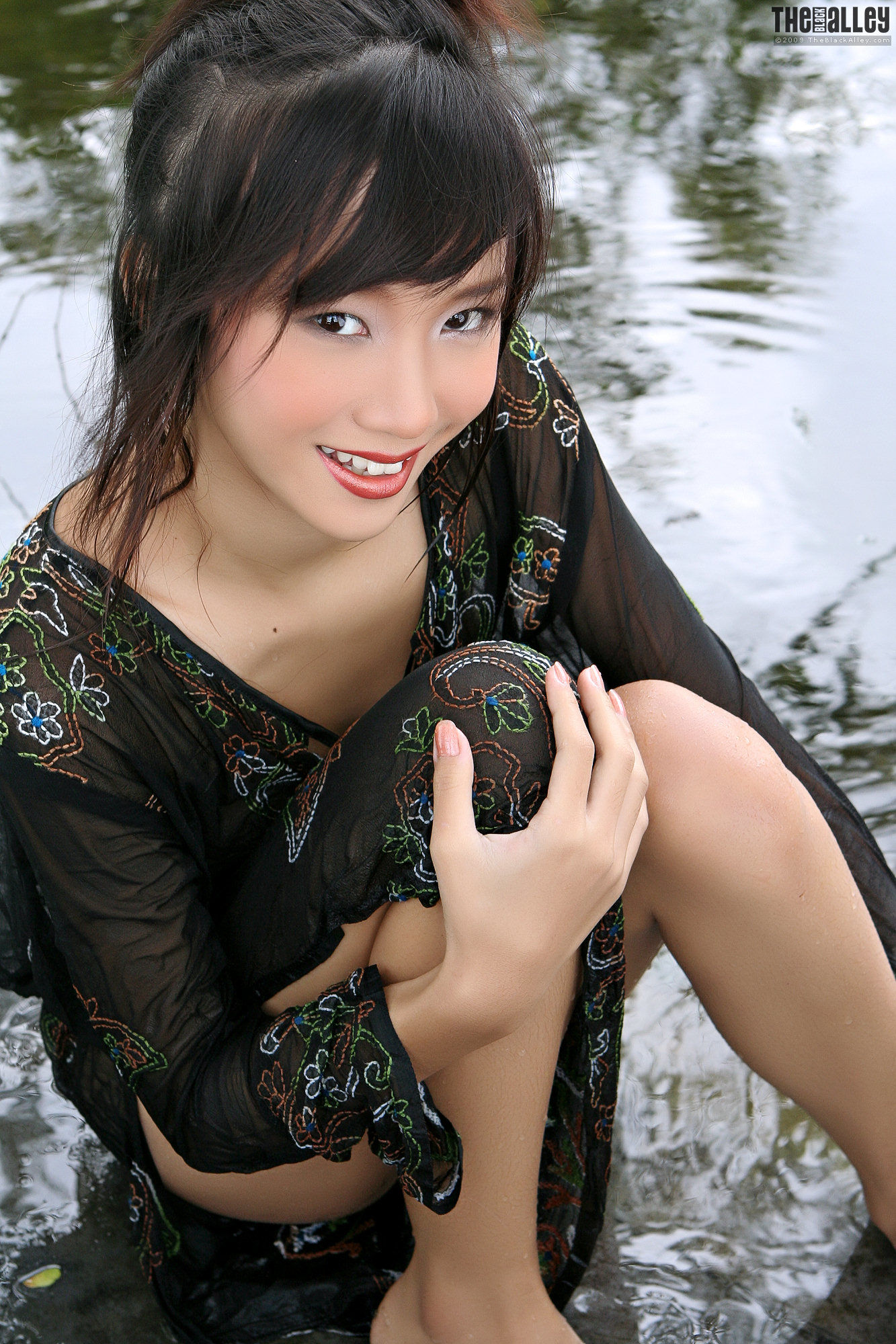 Lolita Cheng陈丽《小溪湿身》 [The Black Alley]