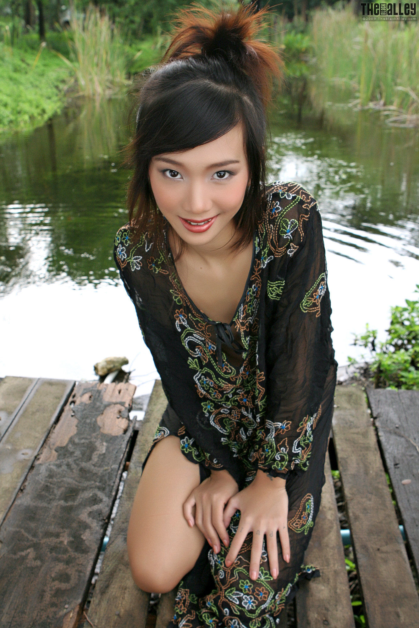 Lolita Cheng陈丽《小溪湿身》 [The Black Alley]