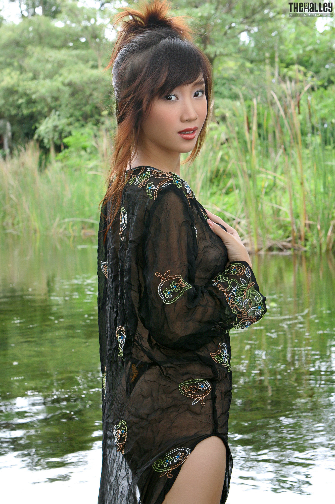 Lolita Cheng陈丽《小溪湿身》 [The Black Alley]