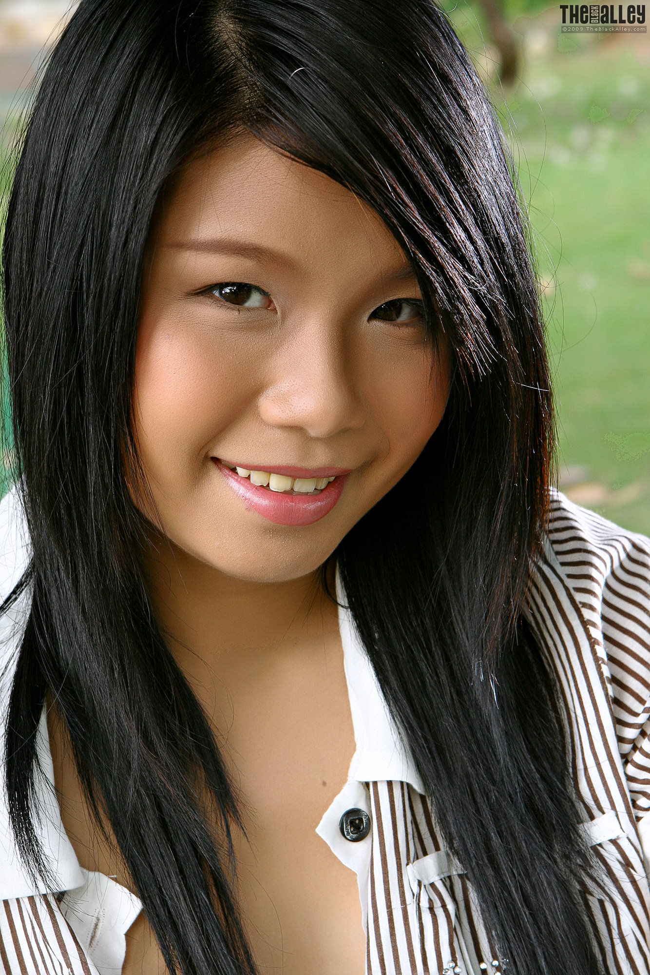 Lora Lee《公园小妹》 [The Black Alley]