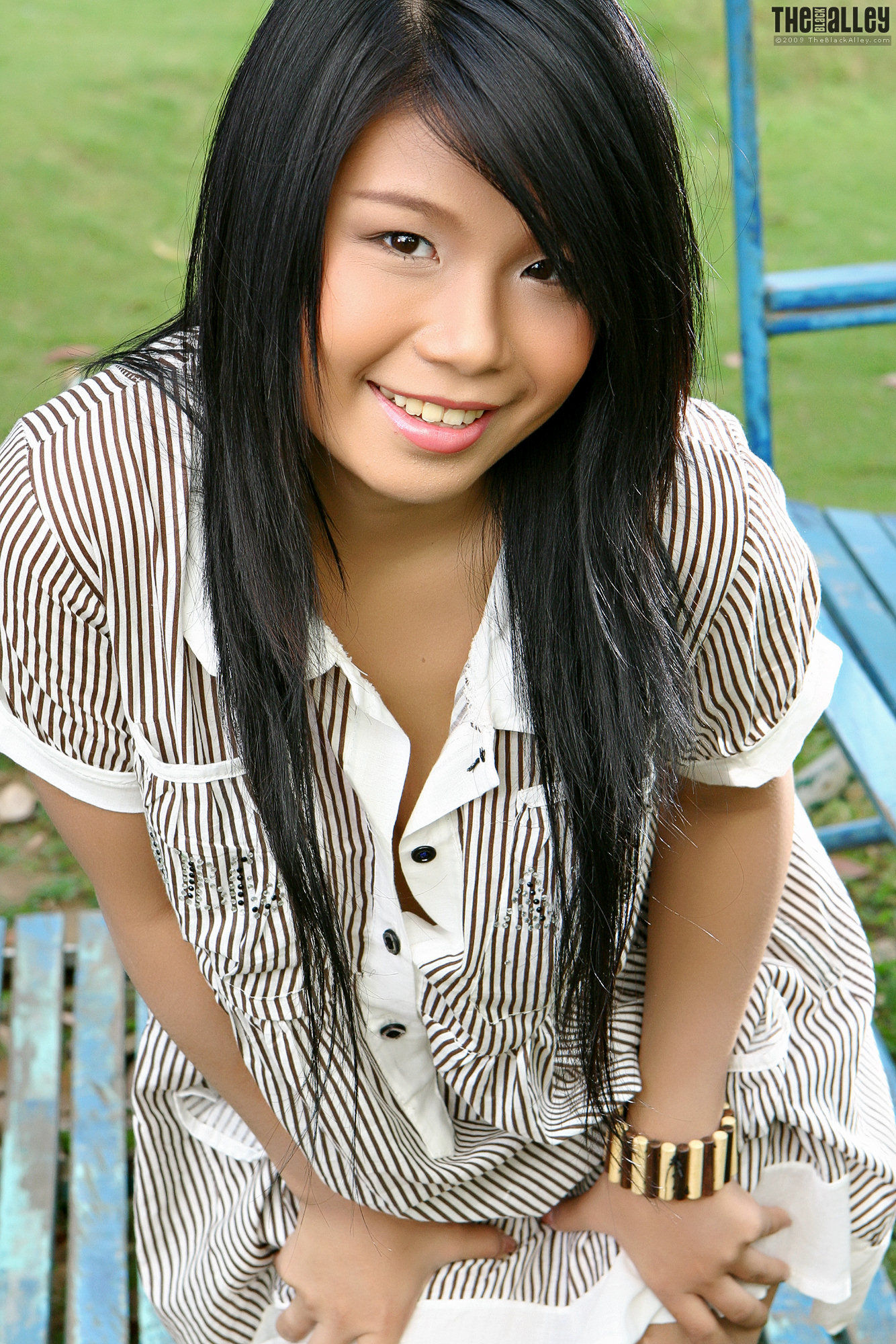 Lora Lee《公园小妹》 [The Black Alley]