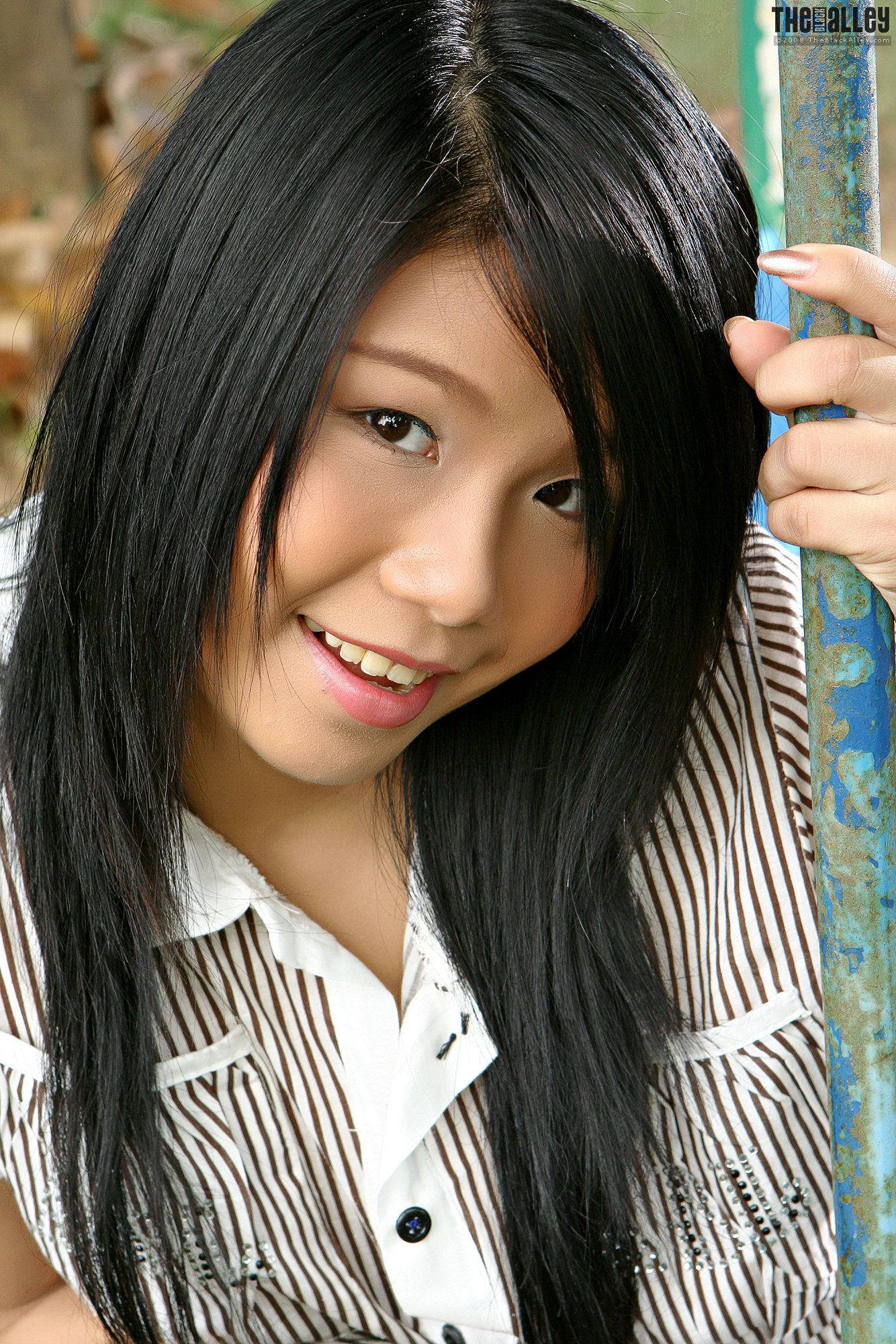 Lora Lee《公园小妹》 [The Black Alley]