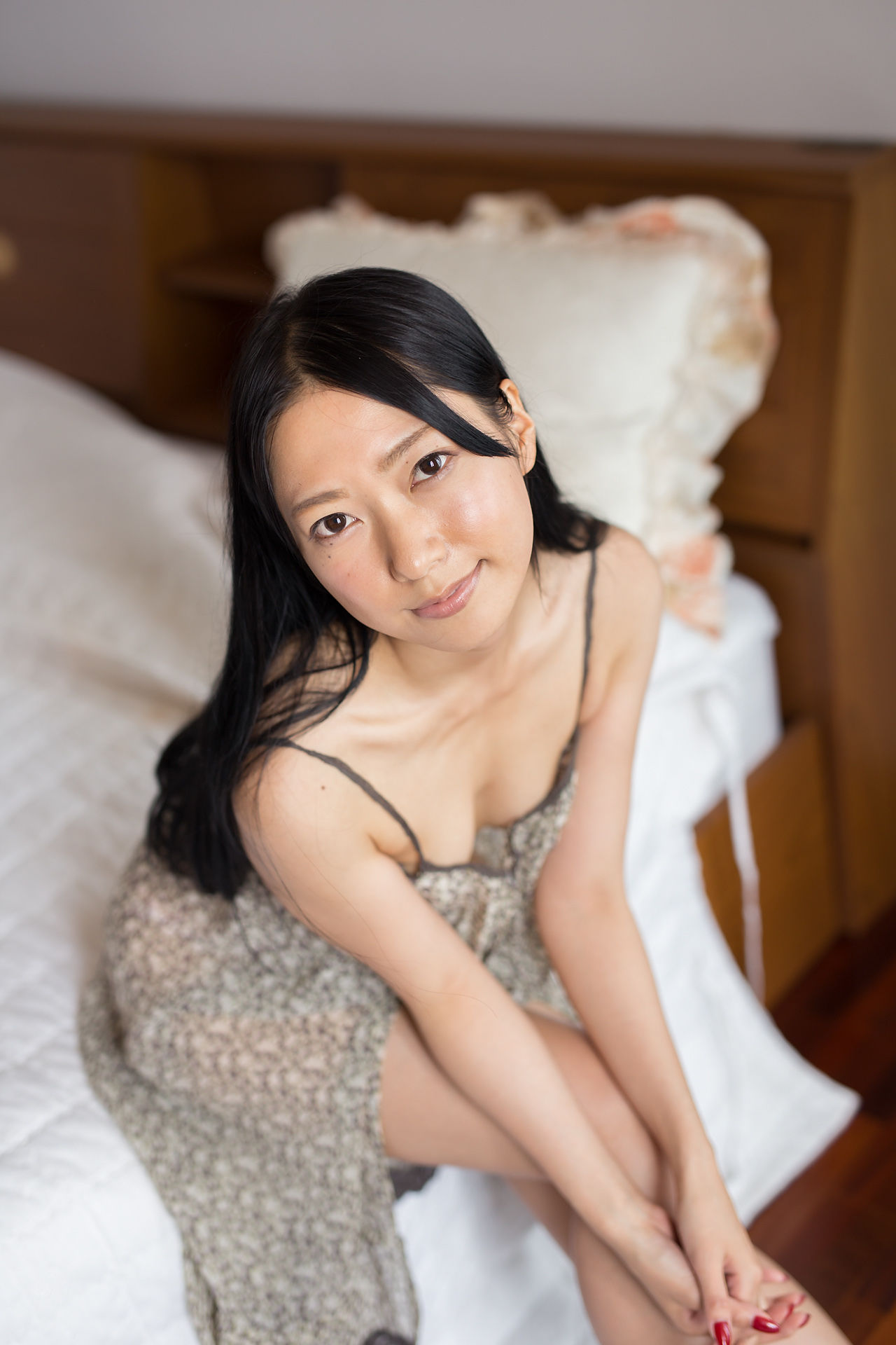 三田羽衣《长裙睡衣+丁字裤+高叉》 [Minisuka.tv]