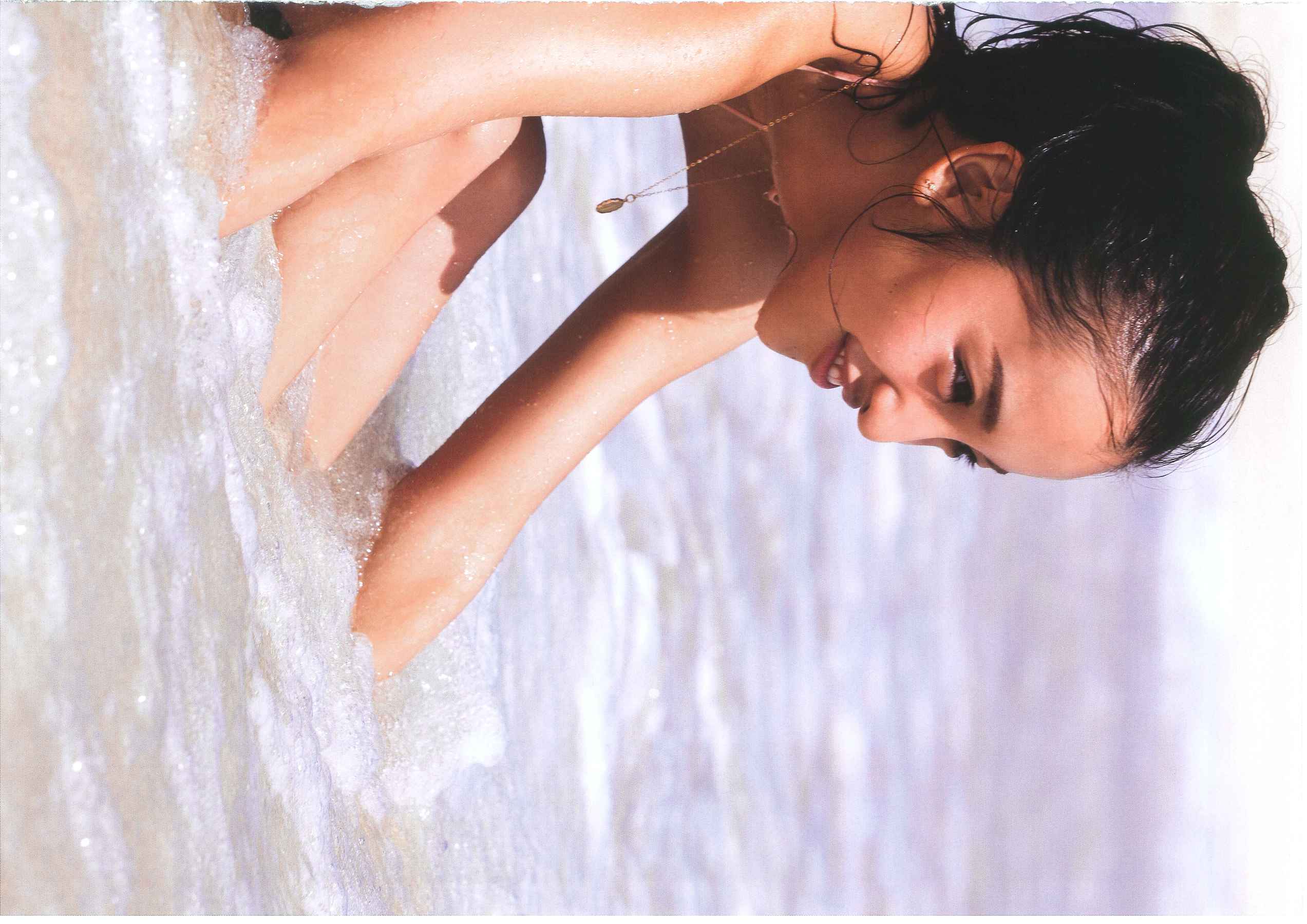 板野友美《release》 [PhotoBook]