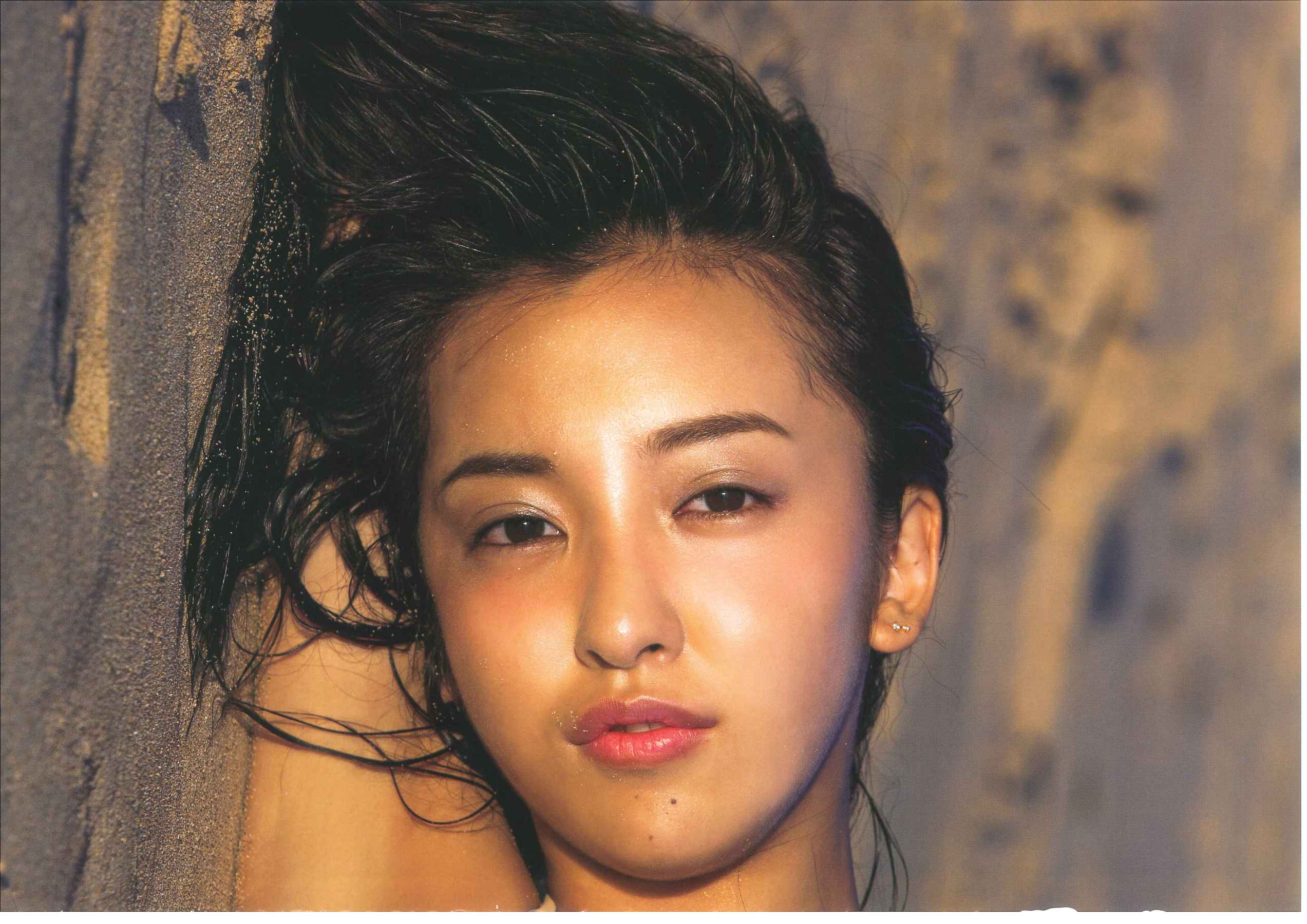 板野友美《release》 [PhotoBook]
