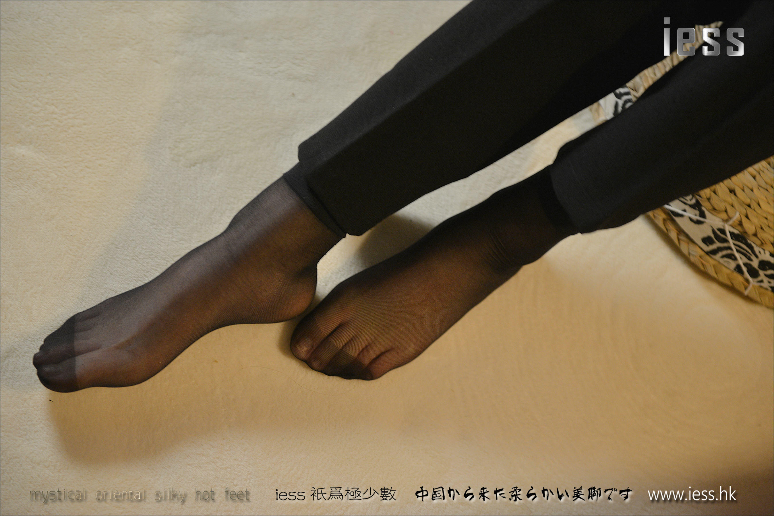 丝足便当063 小夕 《台灯下的短丝袜》[IESS异思趣向]