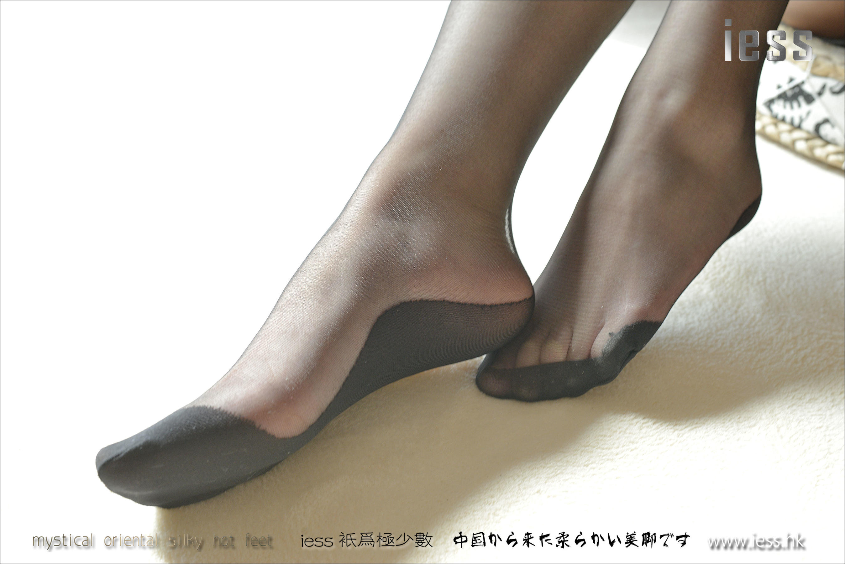 丝足便当069 小夕 《温暖的黑丝吊带袜》[IESS异思趣向]