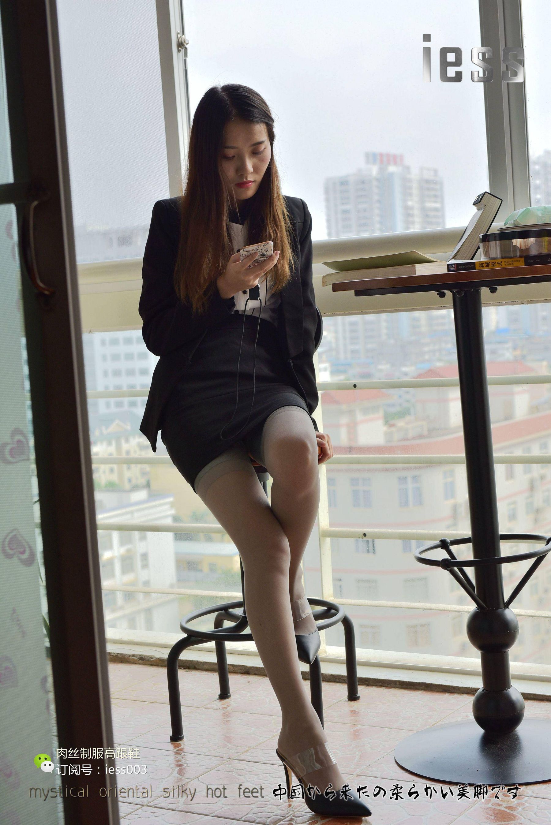 丝享家008 婉萍 《灰色吊带袜》[IESS异思趣向]