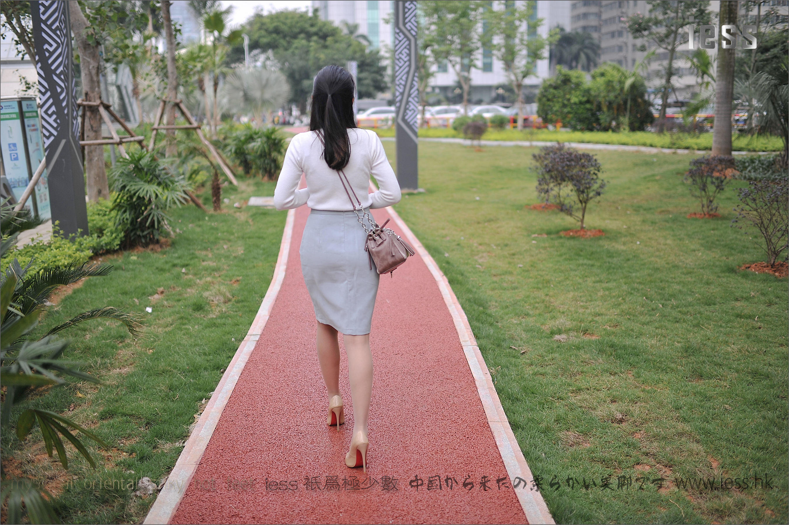 丝足便当127 张馨月《户外丝袜》[IESS异思趣向]