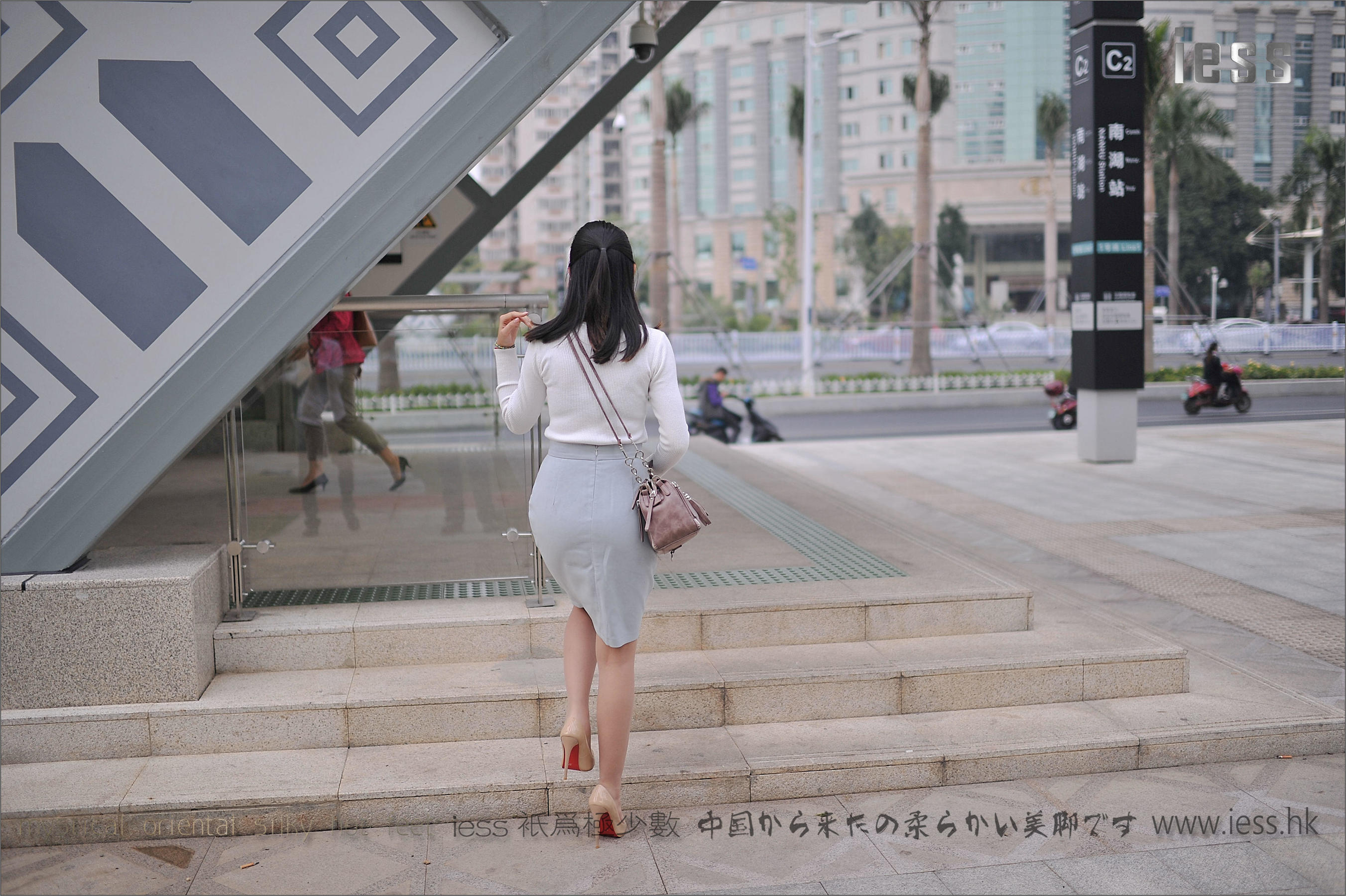 丝足便当127 张馨月《户外丝袜》[IESS异思趣向]