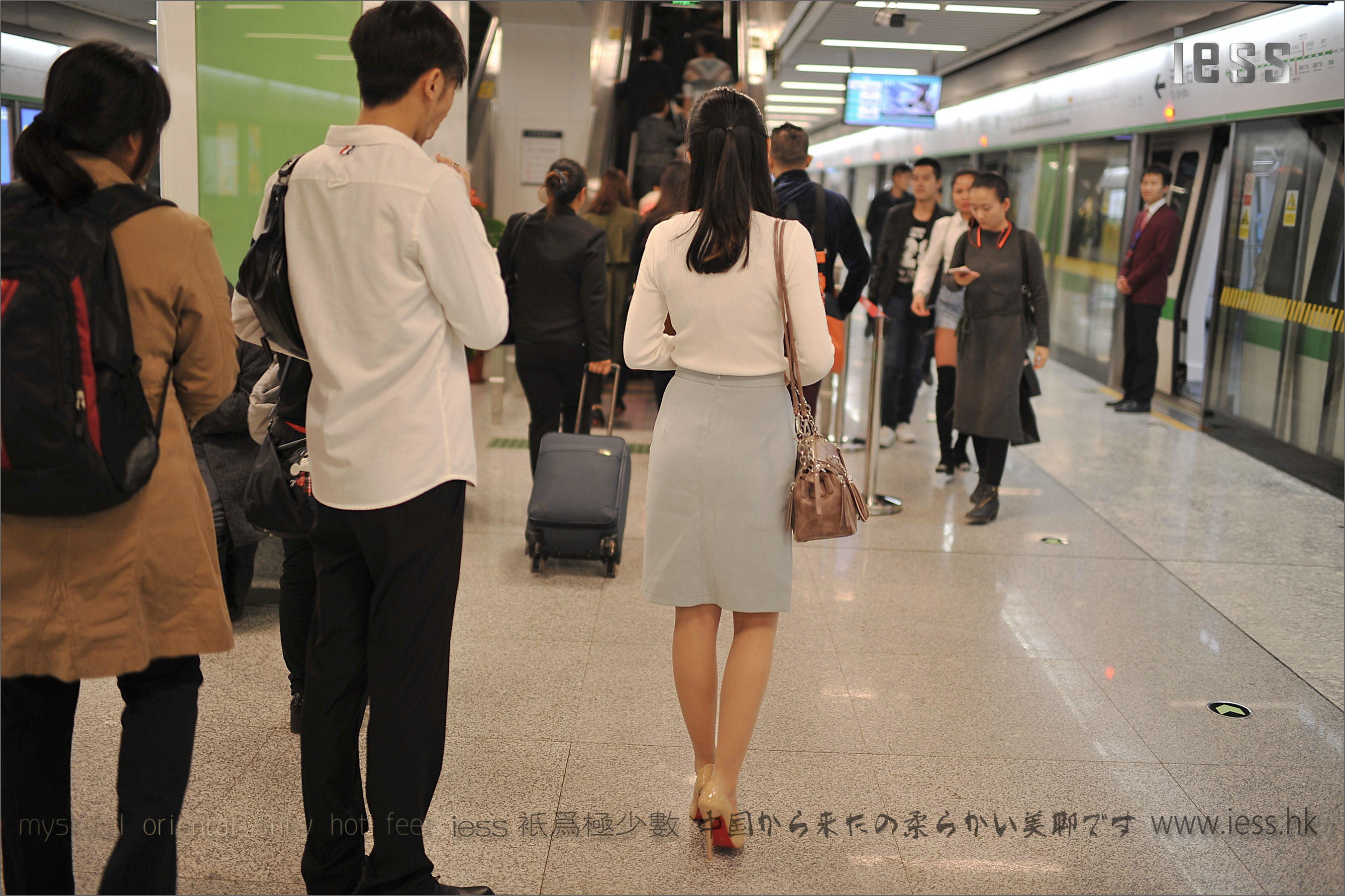 丝足便当127 张馨月《户外丝袜》[IESS异思趣向]