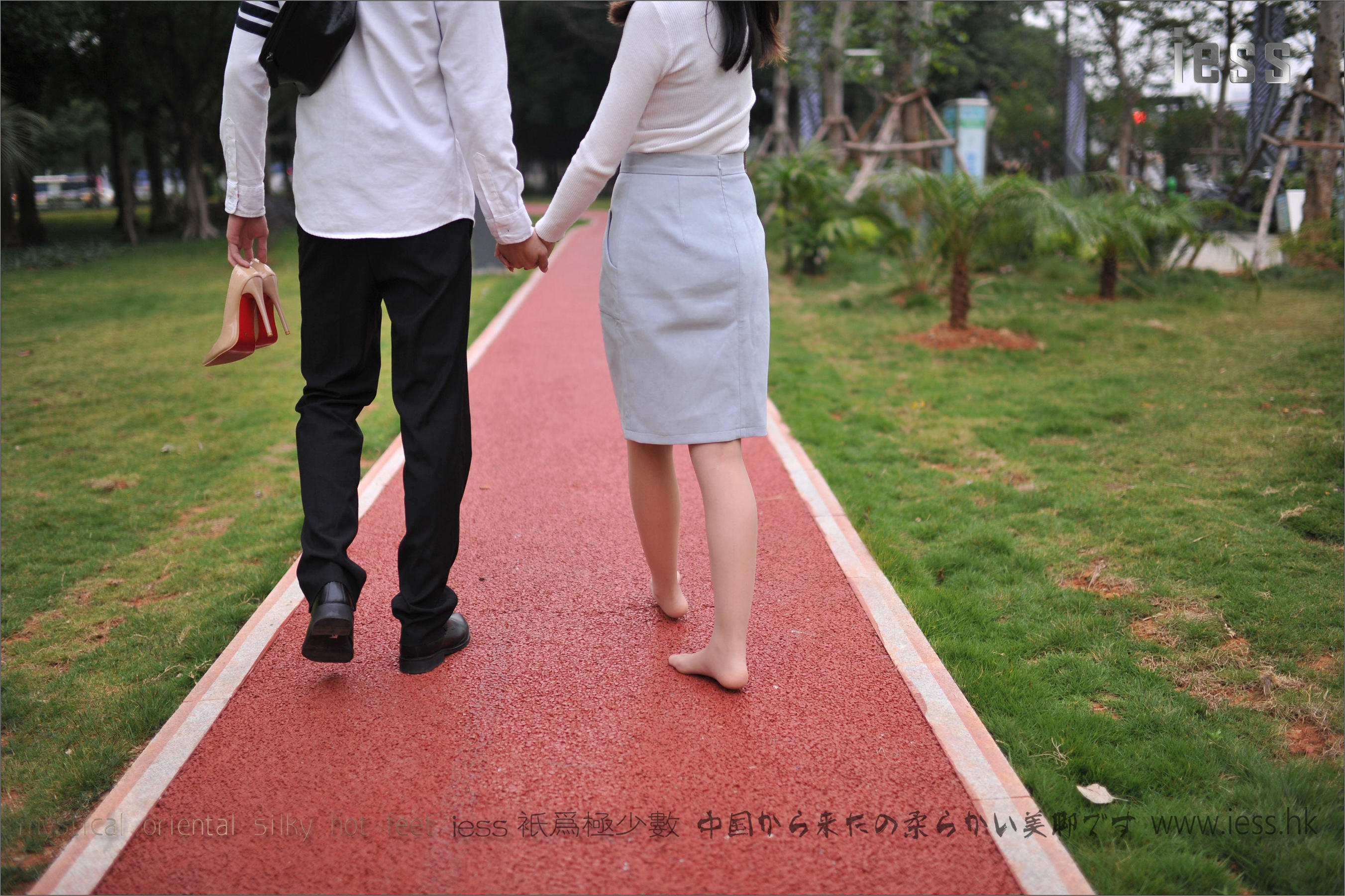 丝足便当127 张馨月《户外丝袜》[IESS异思趣向]