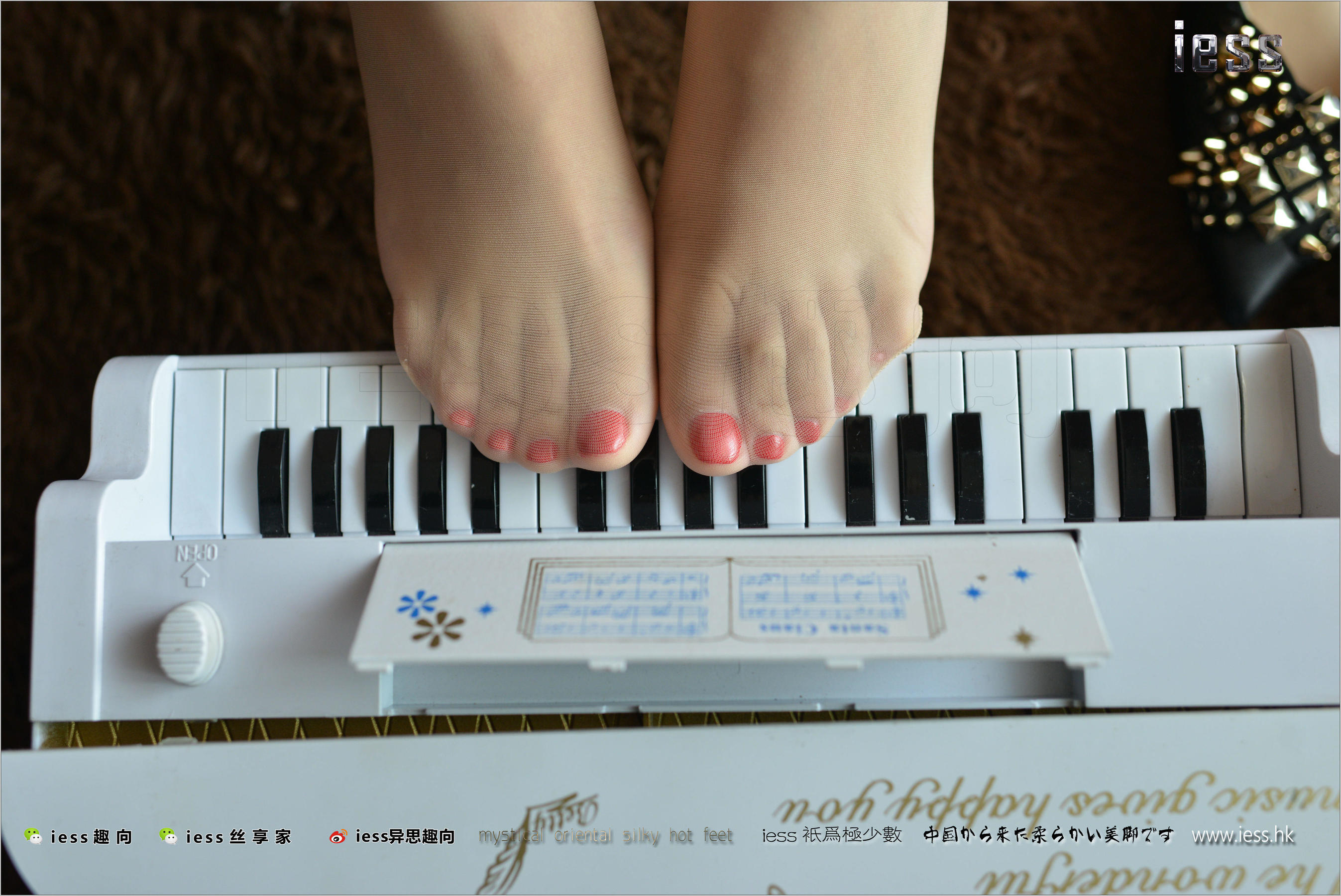 丝足便当138 人妻芳芳 《脚尖下的钢琴鸣奏曲》[IESS异思趣向]