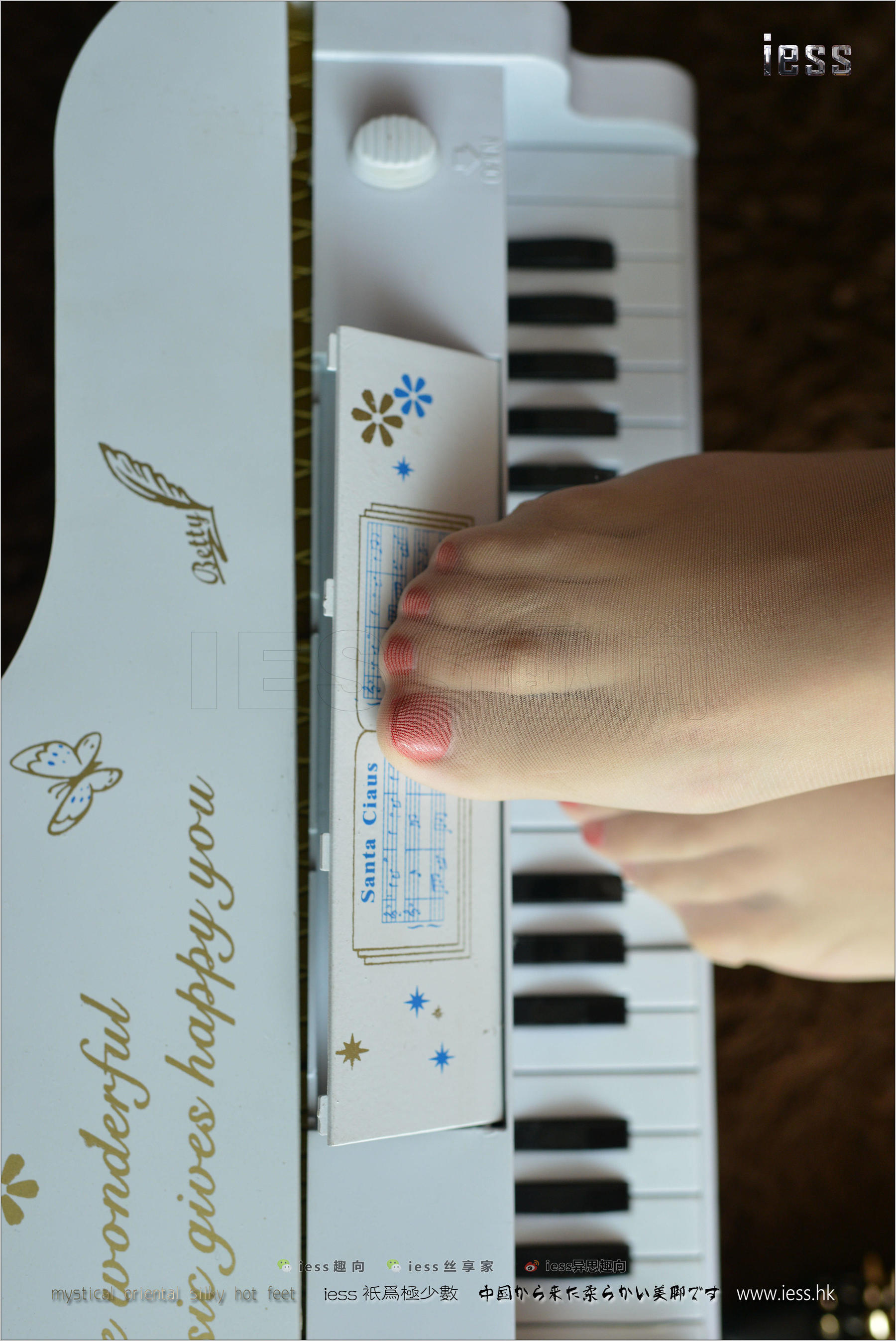 丝足便当138 人妻芳芳 《脚尖下的钢琴鸣奏曲》[IESS异思趣向]