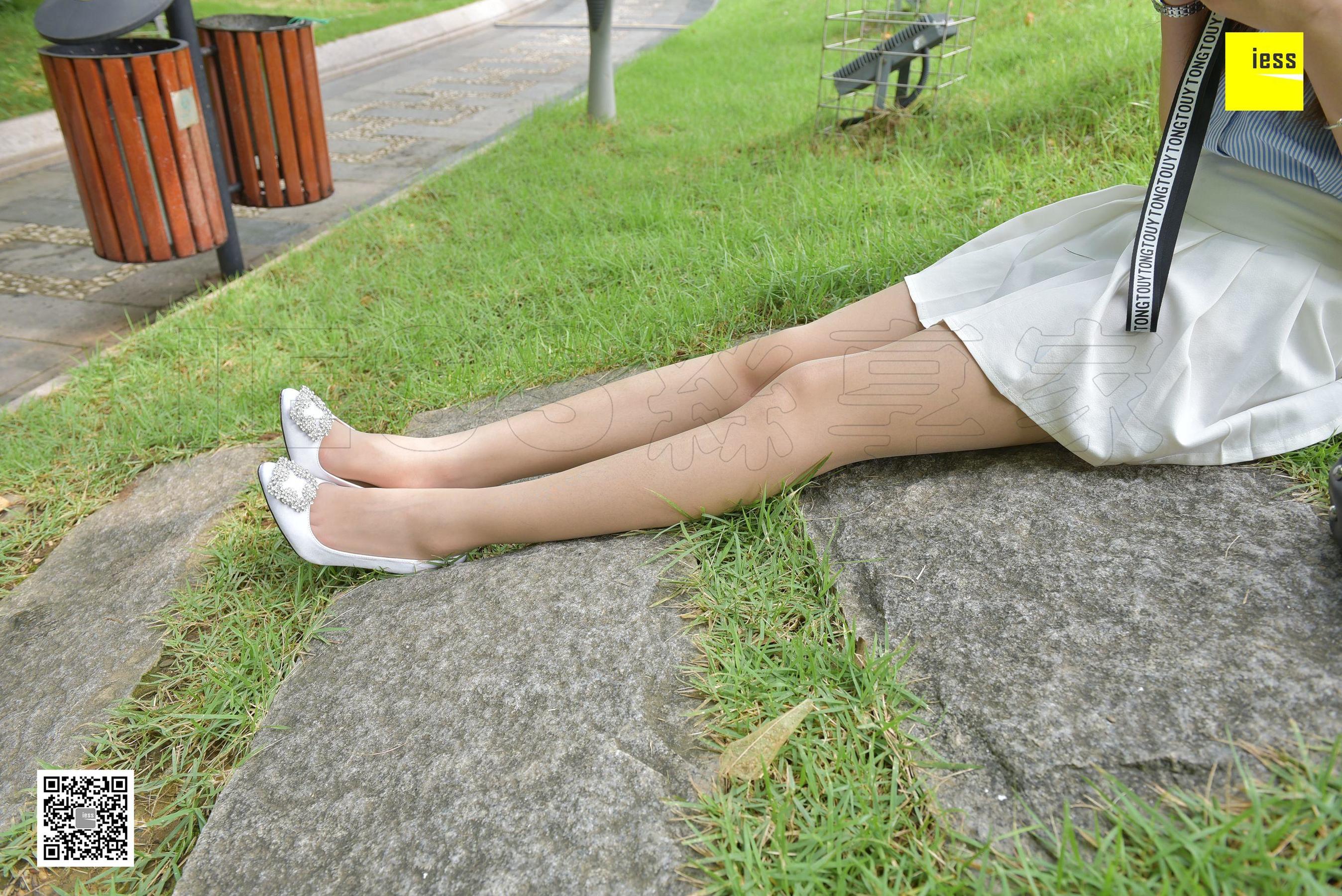 丝享家103 七七 《草地上的肉丝短裙》[IESS异思趣向]