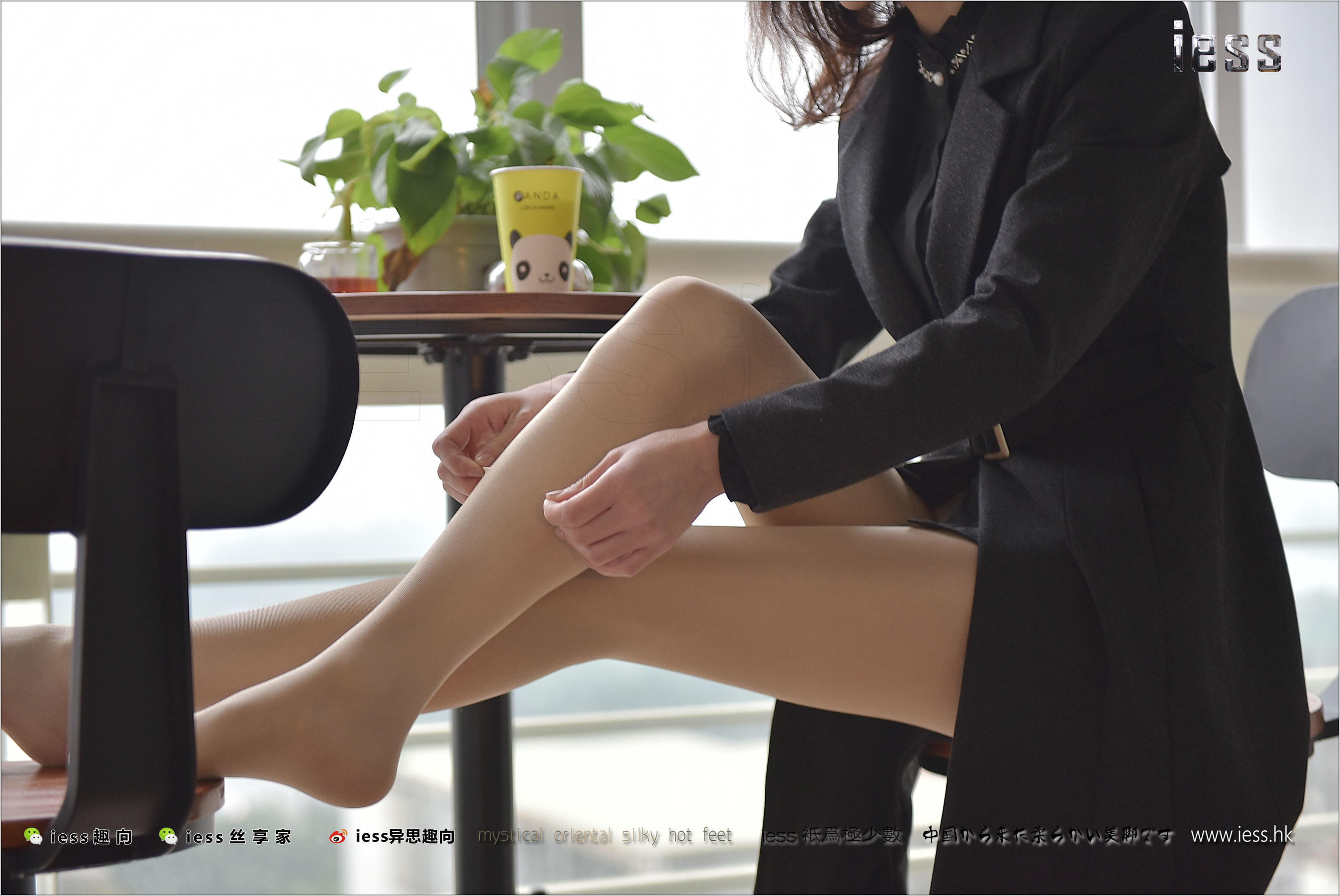 丝足便当175 小六 《风衣下的裸氨厚肉丝》[IESS异思趣向]