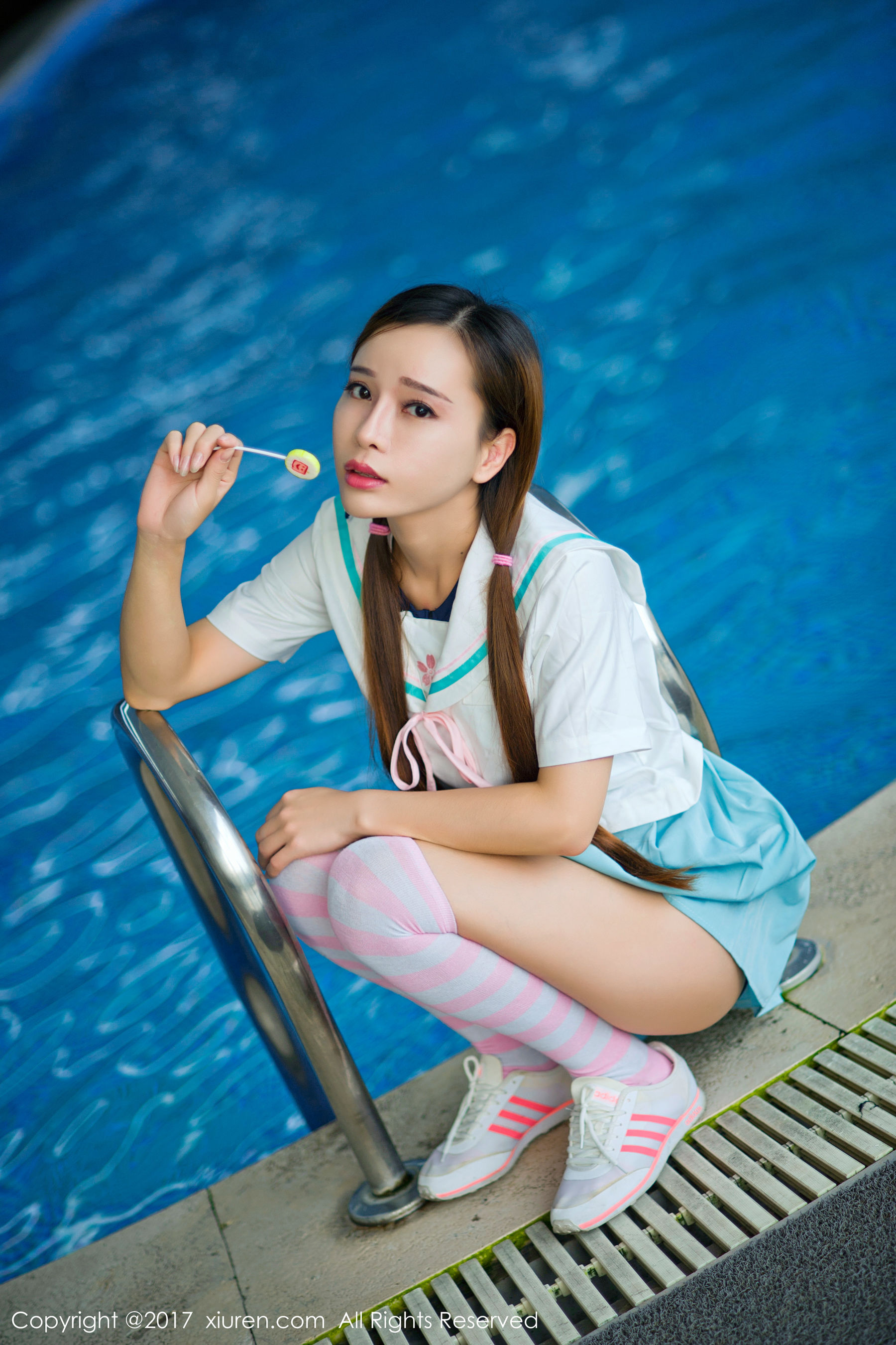 艾小青《人体泡沫浴+日系学生服泳池棒棒糖》 [秀人XiuRen] NO.866