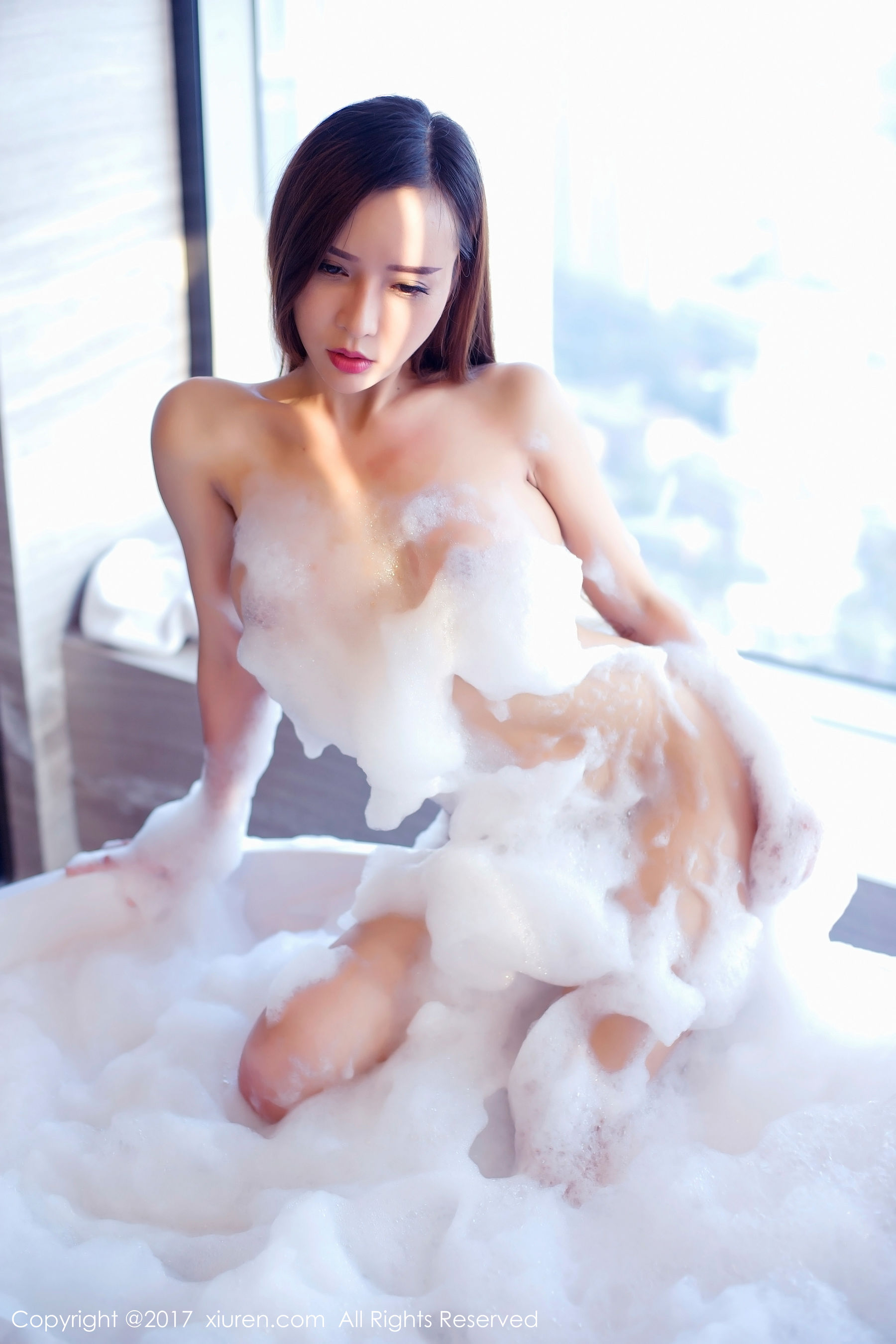 艾小青《人体泡沫浴+日系学生服泳池棒棒糖》 [秀人XiuRen] NO.866