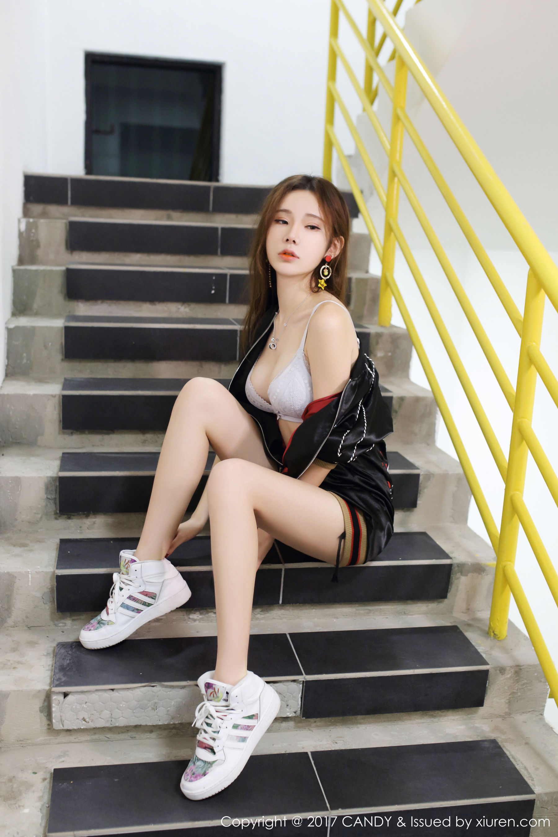 萌琪琪Irene《运动装+白色比基尼》 [网红馆CANDY] VOL.044