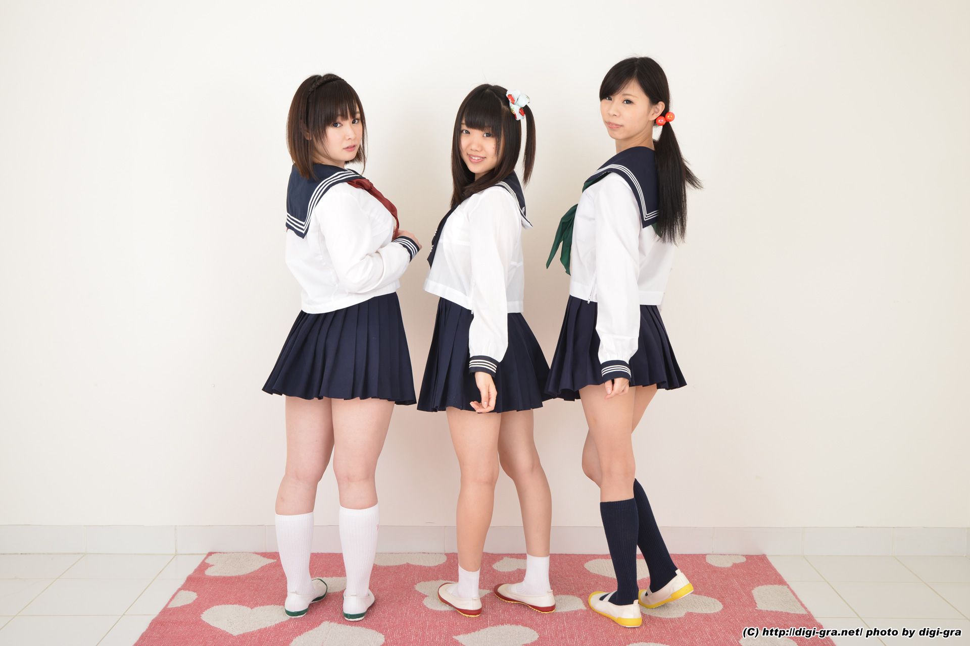 夏乃ひまわり+ 一乃瀬るりあ+瀬戸愛莉 tsu∞na∞gu Set02 [LovePop]