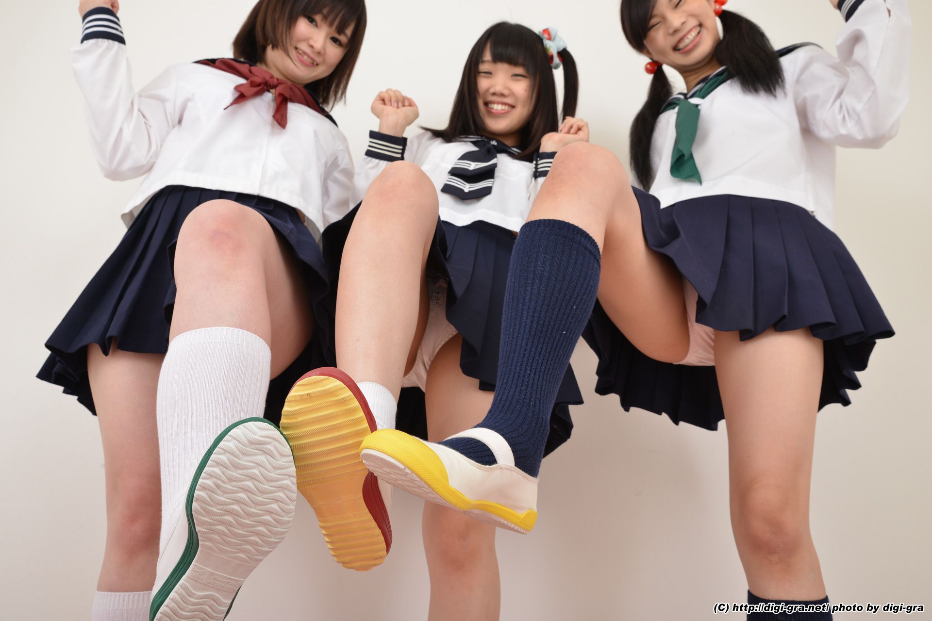夏乃ひまわり+ 一乃瀬るりあ+瀬戸愛莉 tsu∞na∞gu Set02 [LovePop]