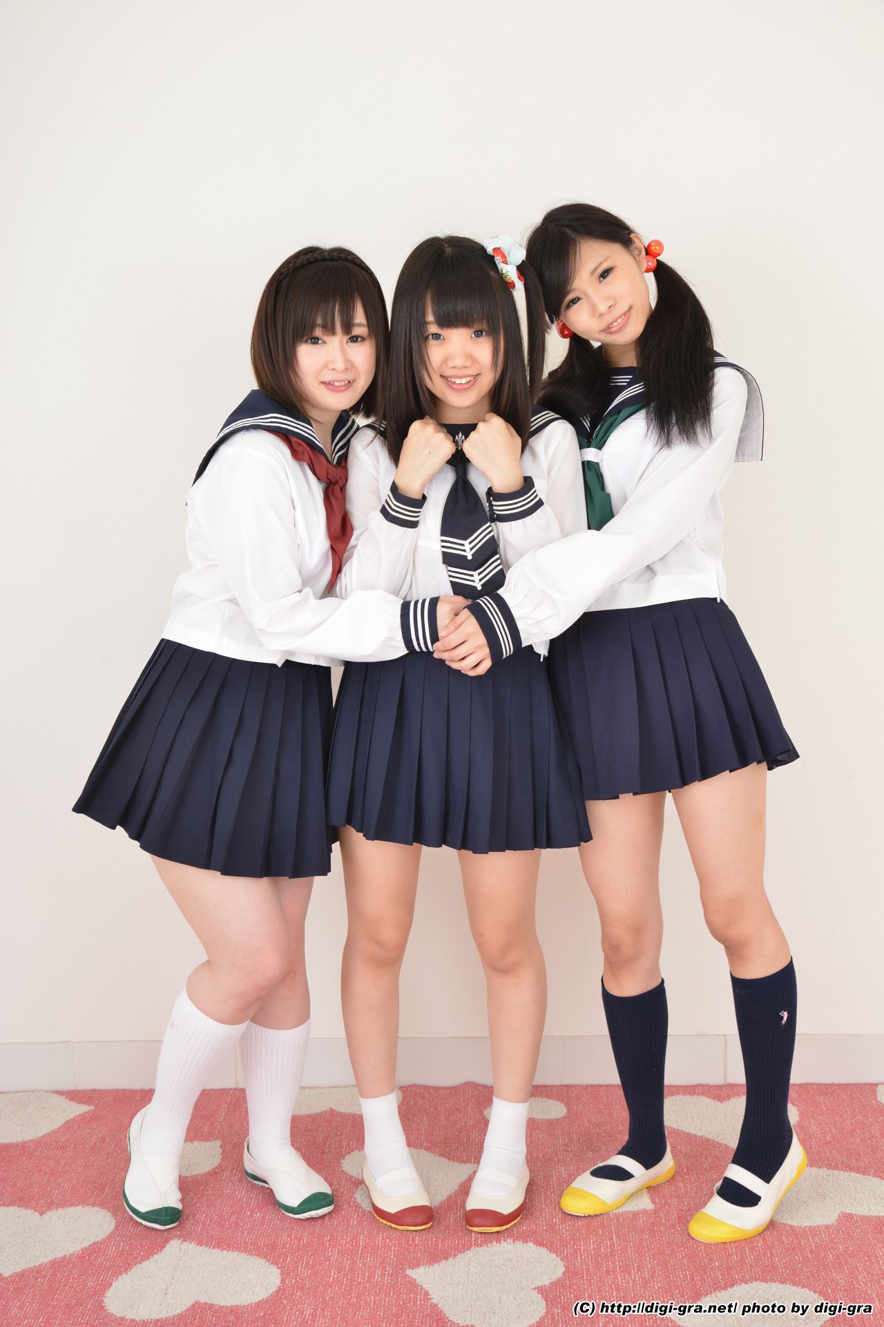 夏乃ひまわり+ 一乃瀬るりあ+瀬戸愛莉 tsu∞na∞gu Set02 [LovePop]