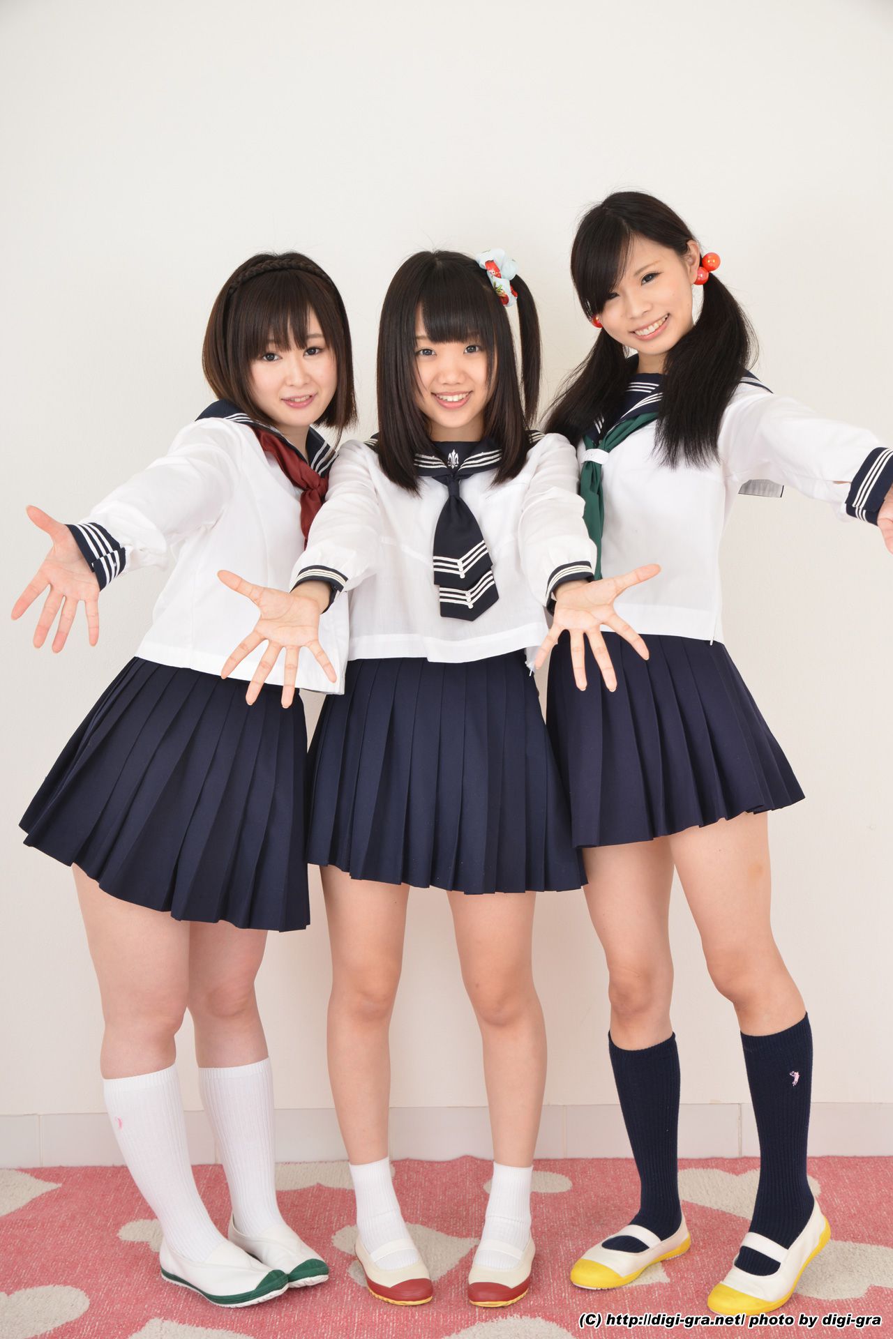 夏乃ひまわり+ 一乃瀬るりあ+瀬戸愛莉 tsu∞na∞gu Set02 [LovePop]