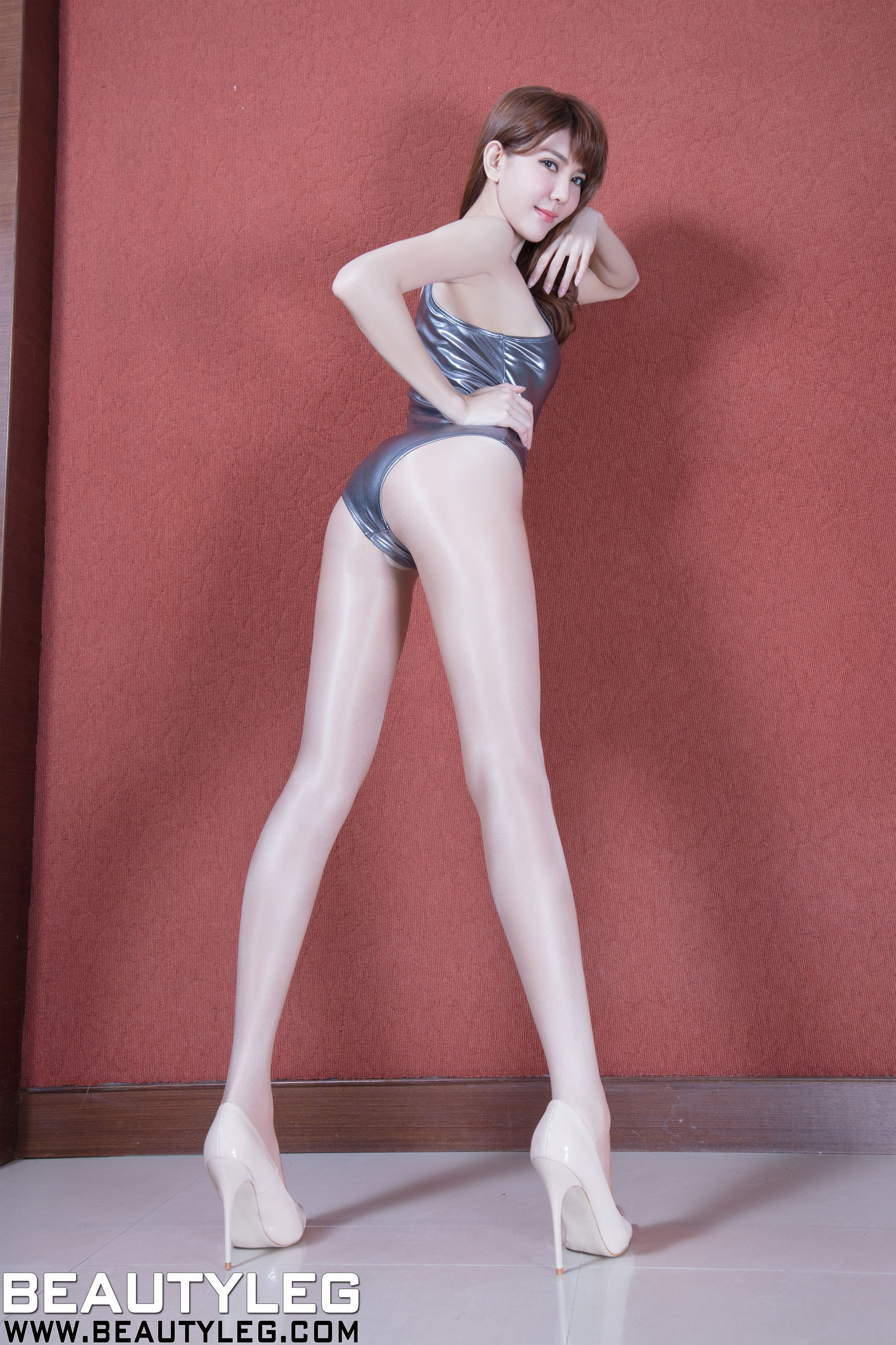 黄淑华Maggie《高叉+黑丝套裙美腿》 [Beautyleg] No.1565