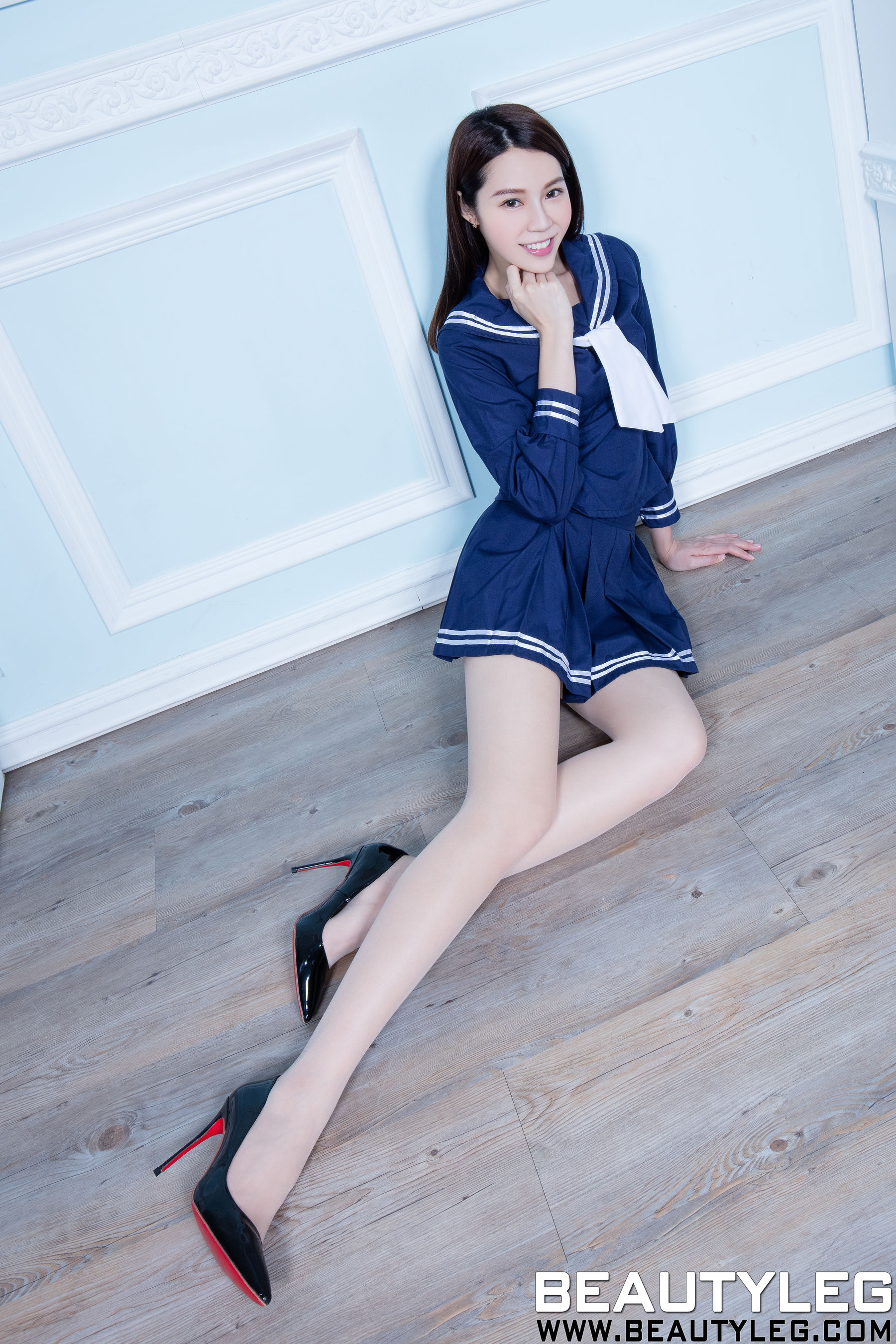 腿模Christine《水手服学生装+黑丝套裙》 [Beautyleg] No.1573