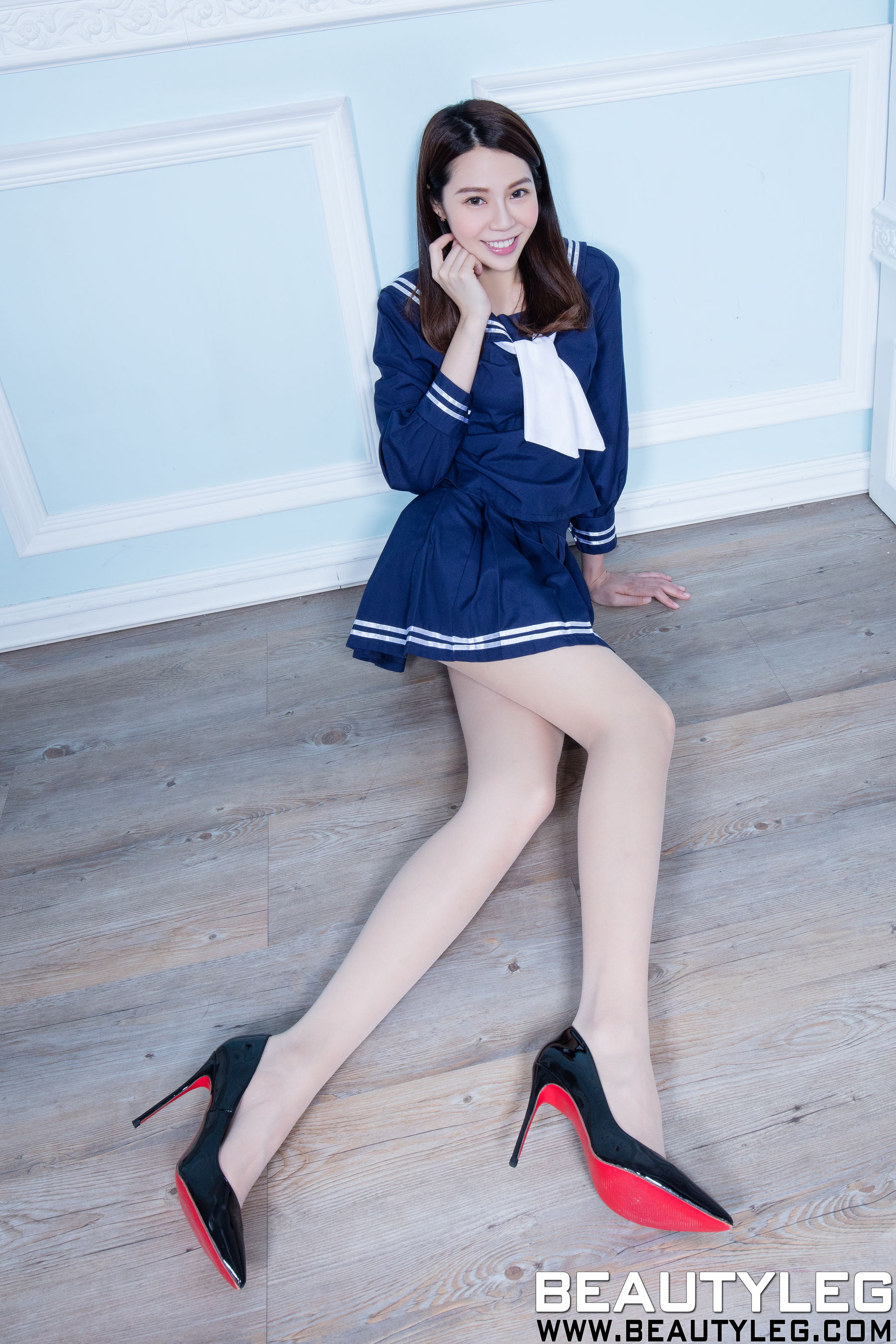 腿模Christine《水手服学生装+黑丝套裙》 [Beautyleg] No.1573