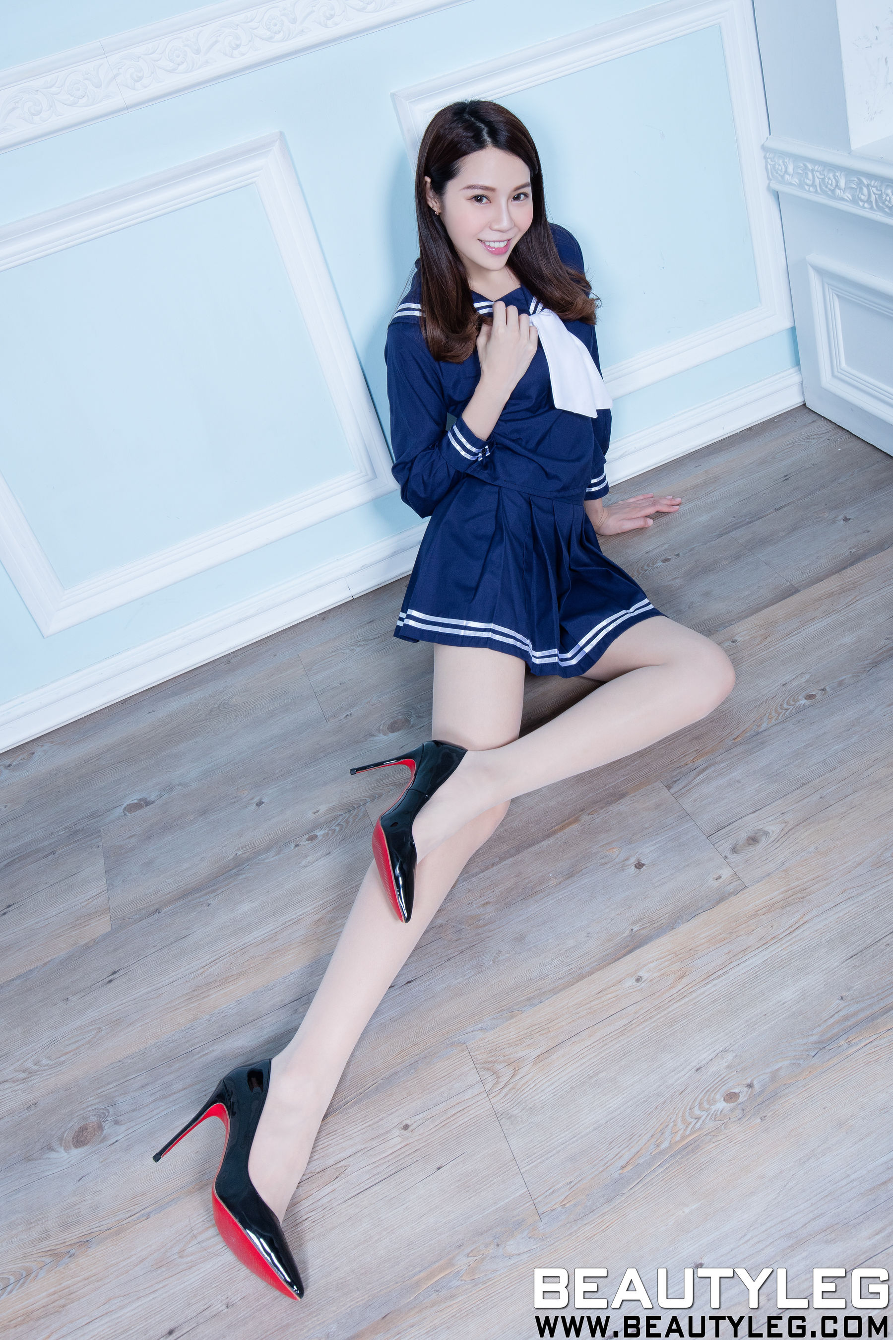 腿模Christine《水手服学生装+黑丝套裙》 [Beautyleg] No.1573